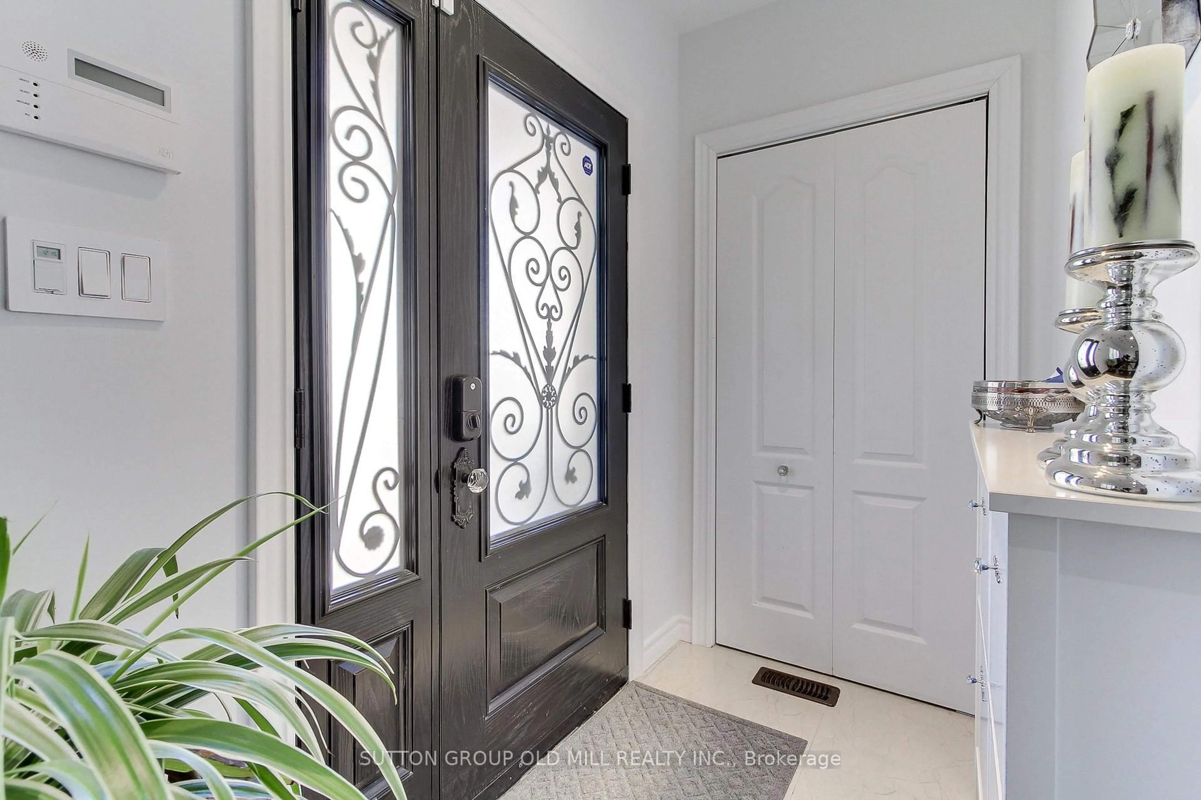 Indoor entryway for 25 Savoy Ave, Toronto Ontario M4C 2X4