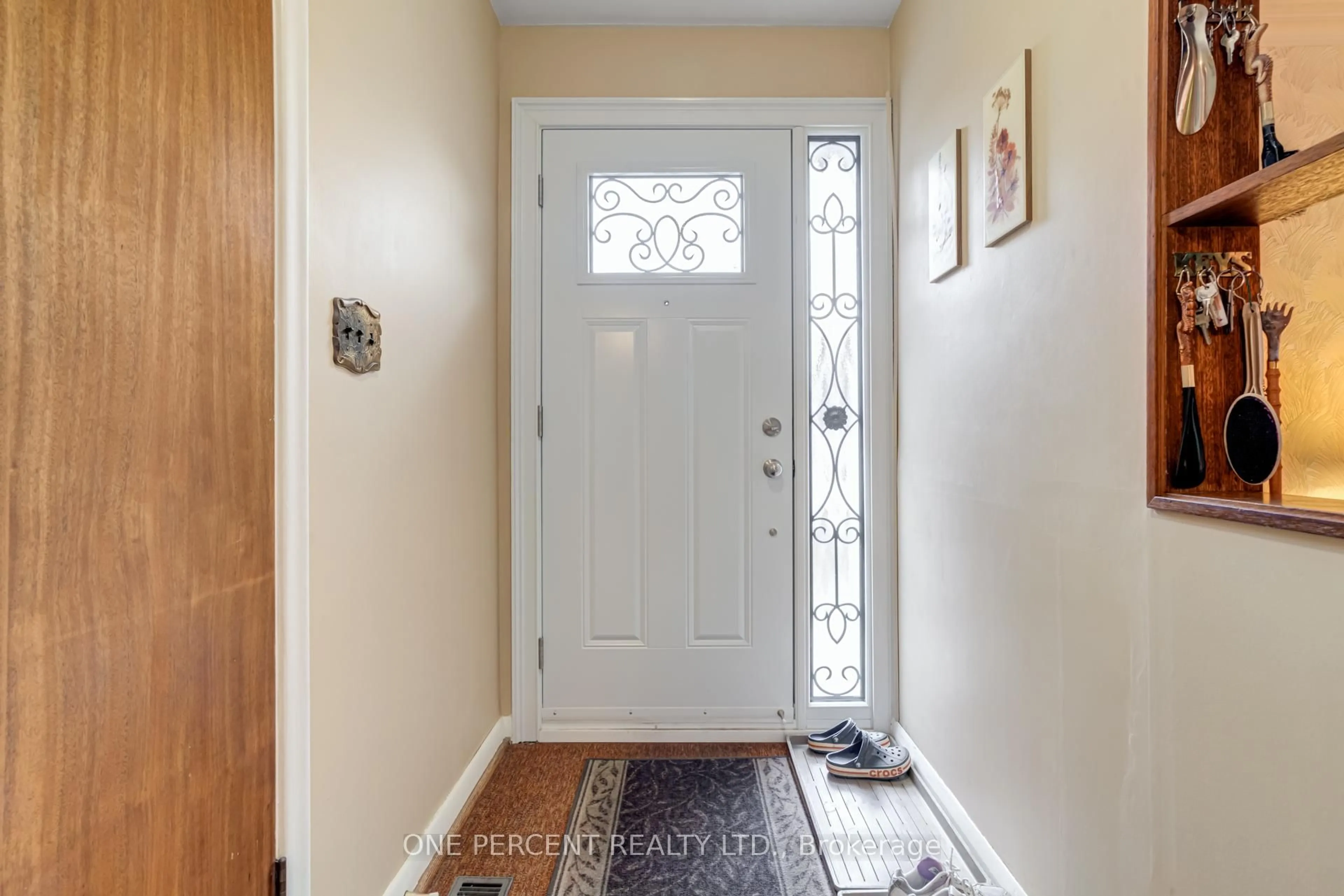 Indoor entryway for 111 Confederation Dr, Toronto Ontario M1G 1A4