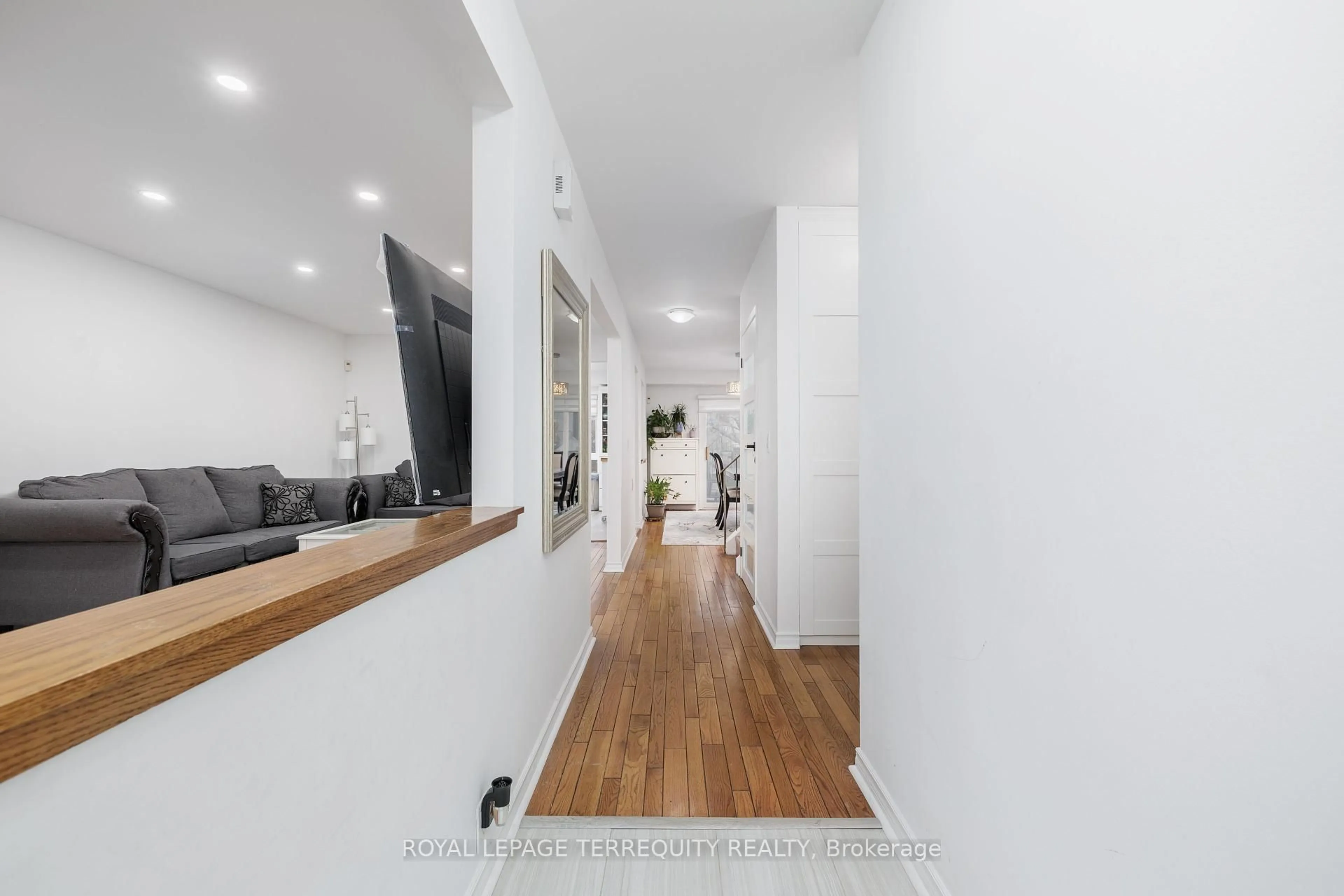 Indoor entryway for 77 Warwick Castle Crt, Toronto Ontario M1B 3E5