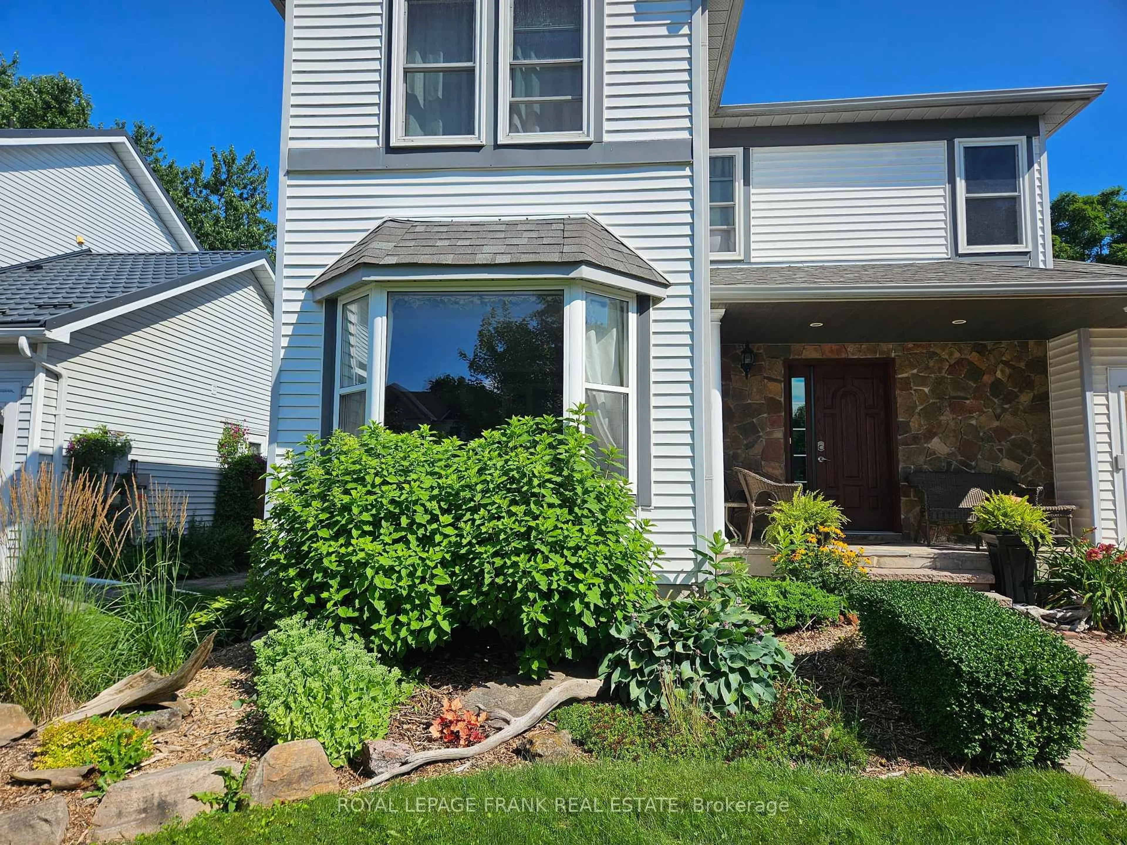 Home with vinyl exterior material, street for 27 Poplar Park Cres, Scugog Ontario L9L 1E3