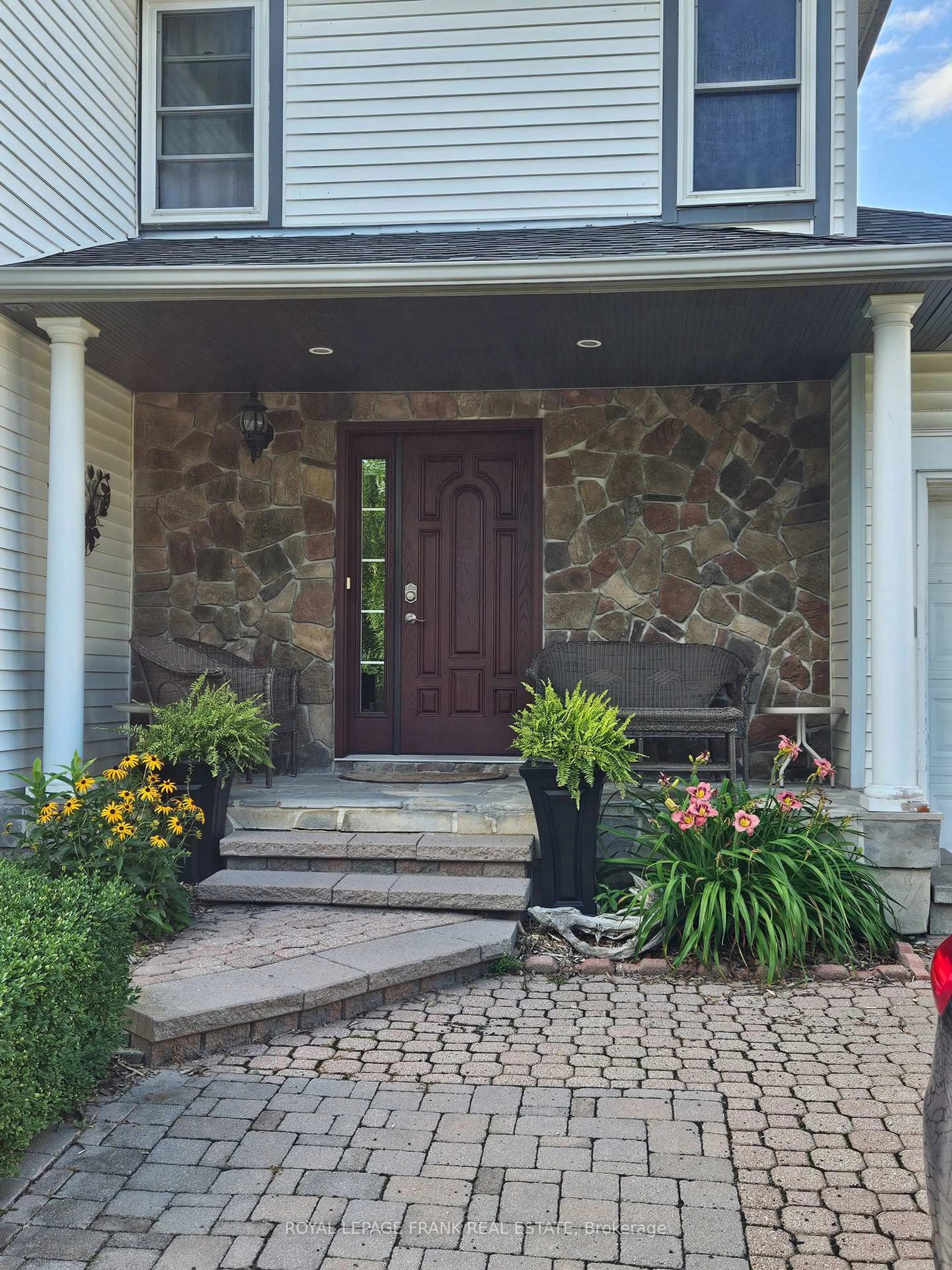 Indoor entryway for 27 Poplar Park Cres, Scugog Ontario L9L 1E3