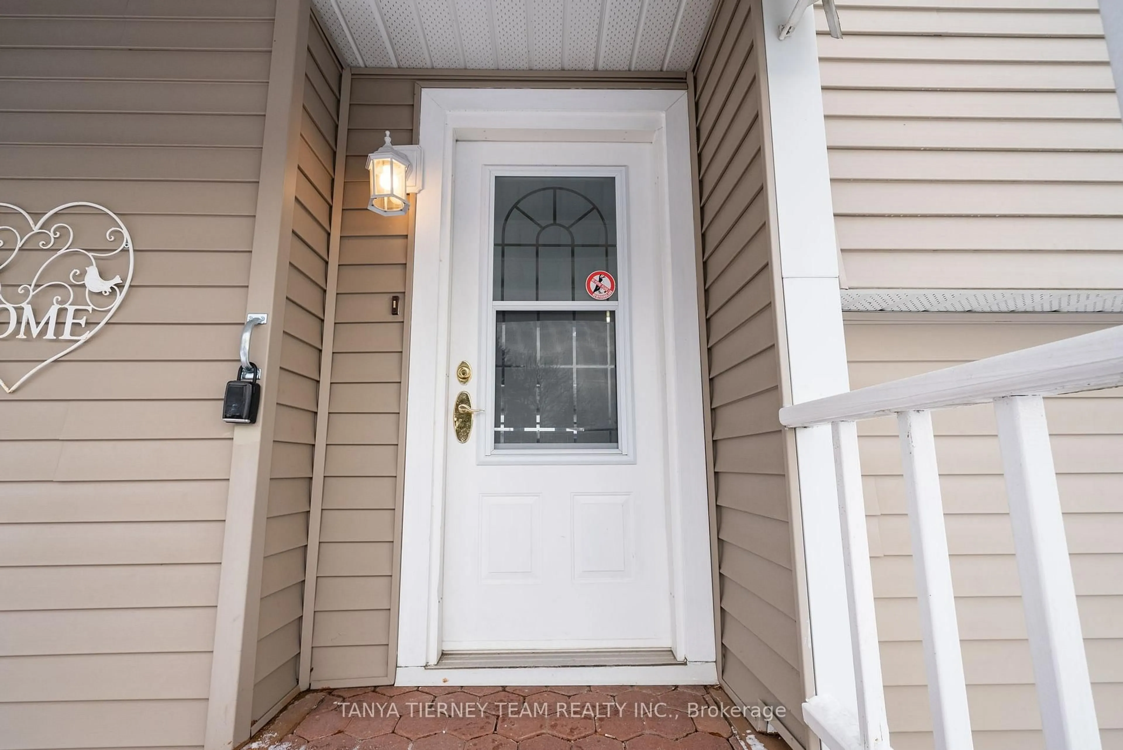 Indoor entryway for 6 The Cove Rd, Clarington Ontario L1B 1B9