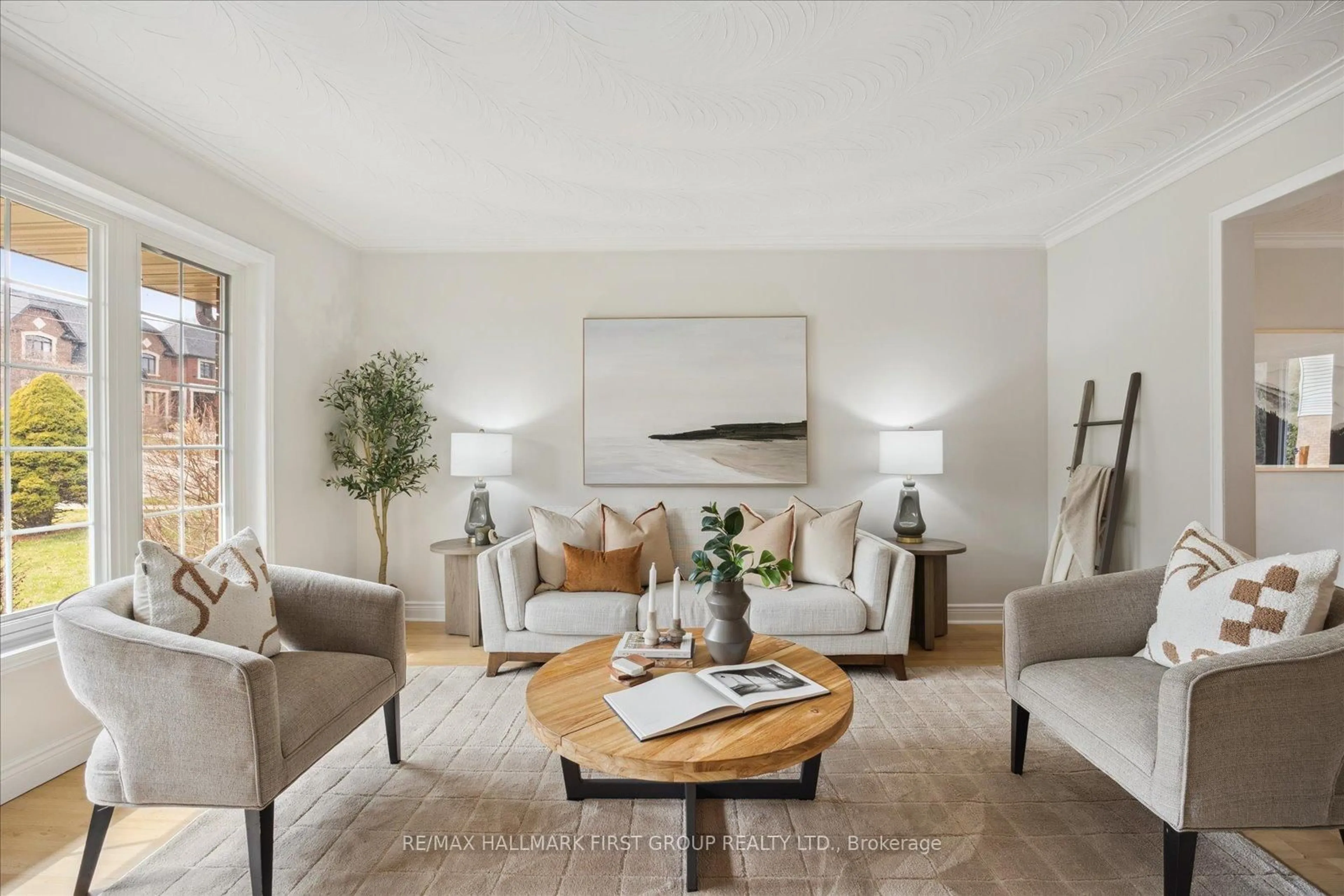 Living room with furniture, unknown for 533 Oakwood Dr, Pickering Ontario L1W 2M8