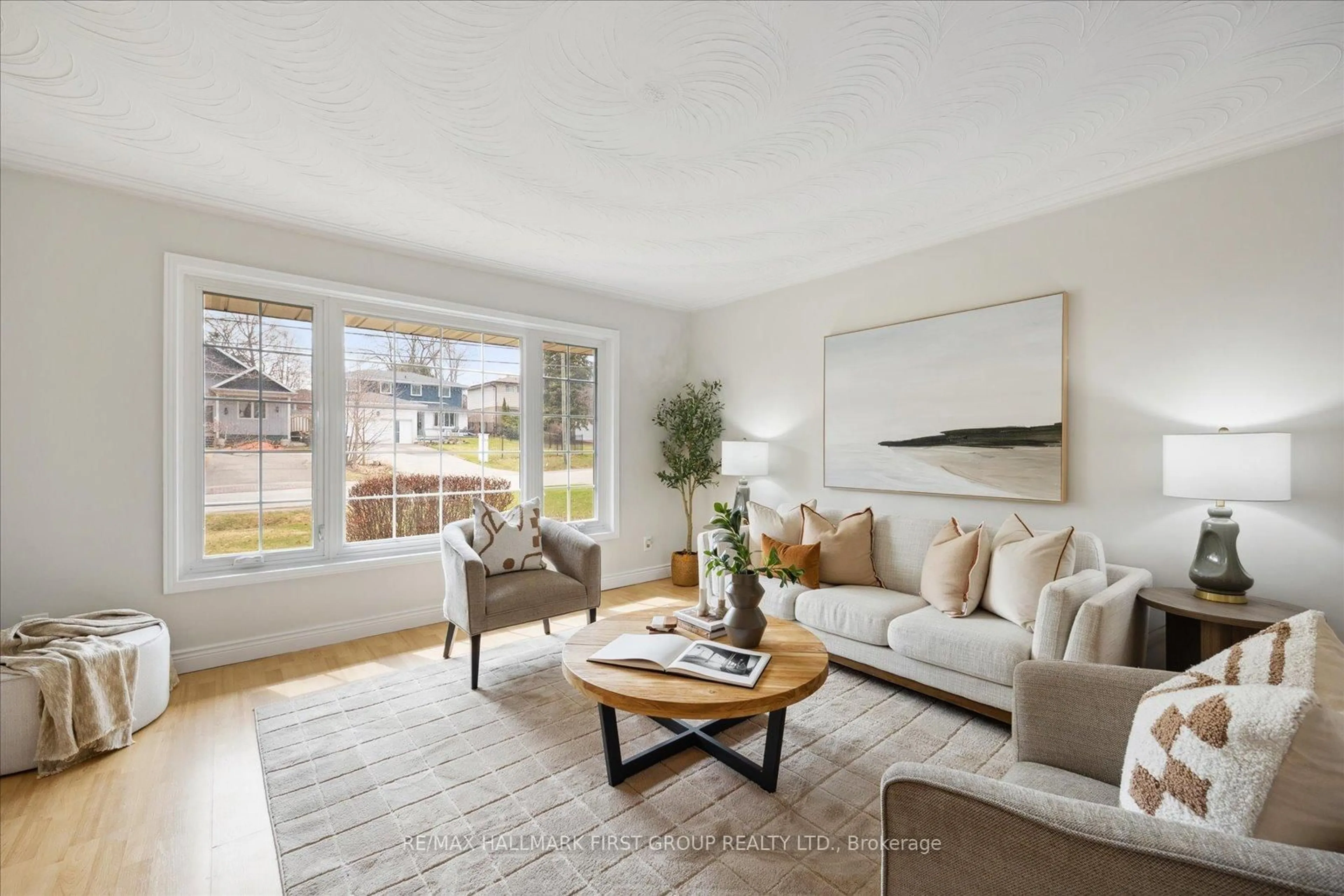 Living room with furniture, unknown for 533 Oakwood Dr, Pickering Ontario L1W 2M8