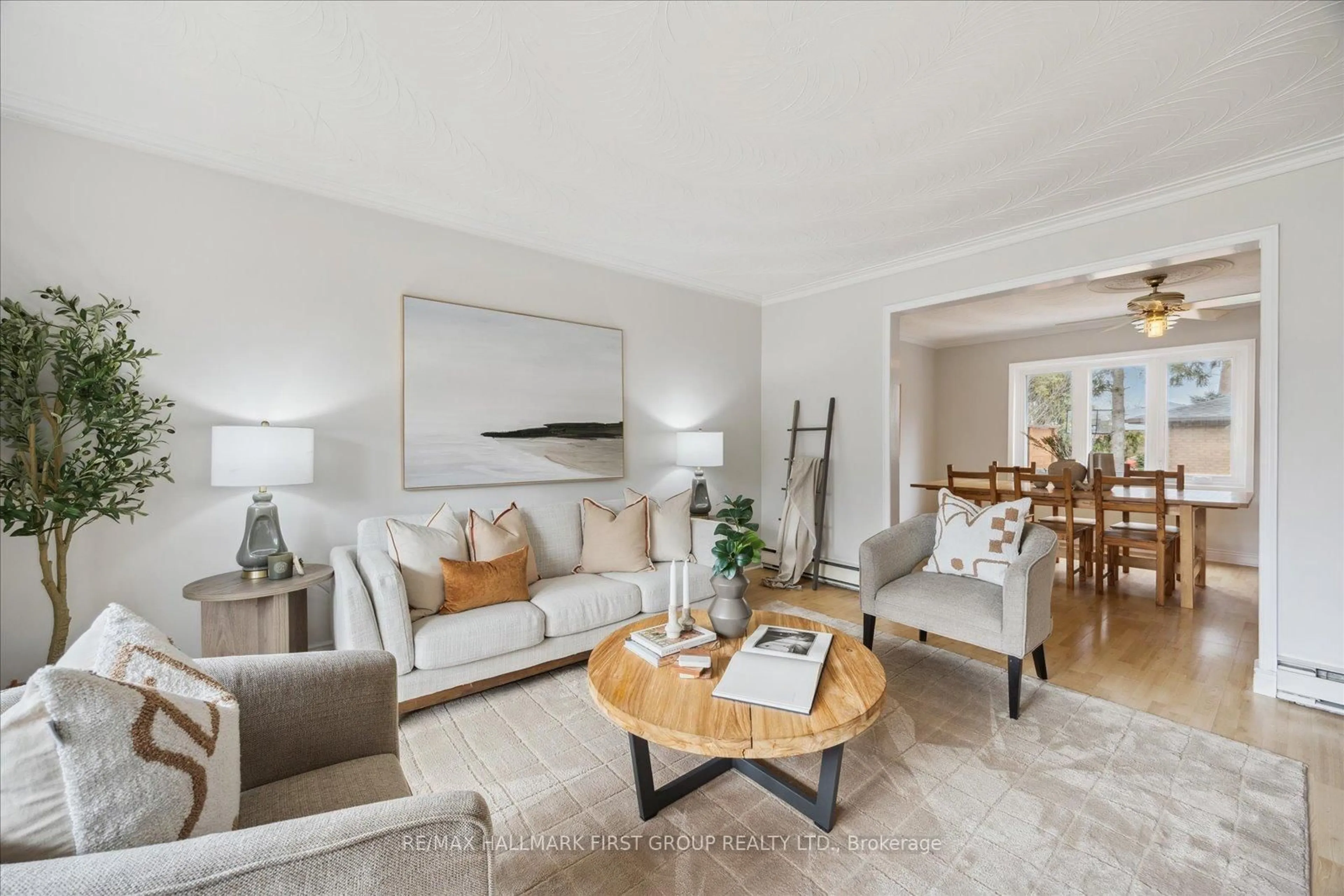 Living room with furniture, unknown for 533 Oakwood Dr, Pickering Ontario L1W 2M8