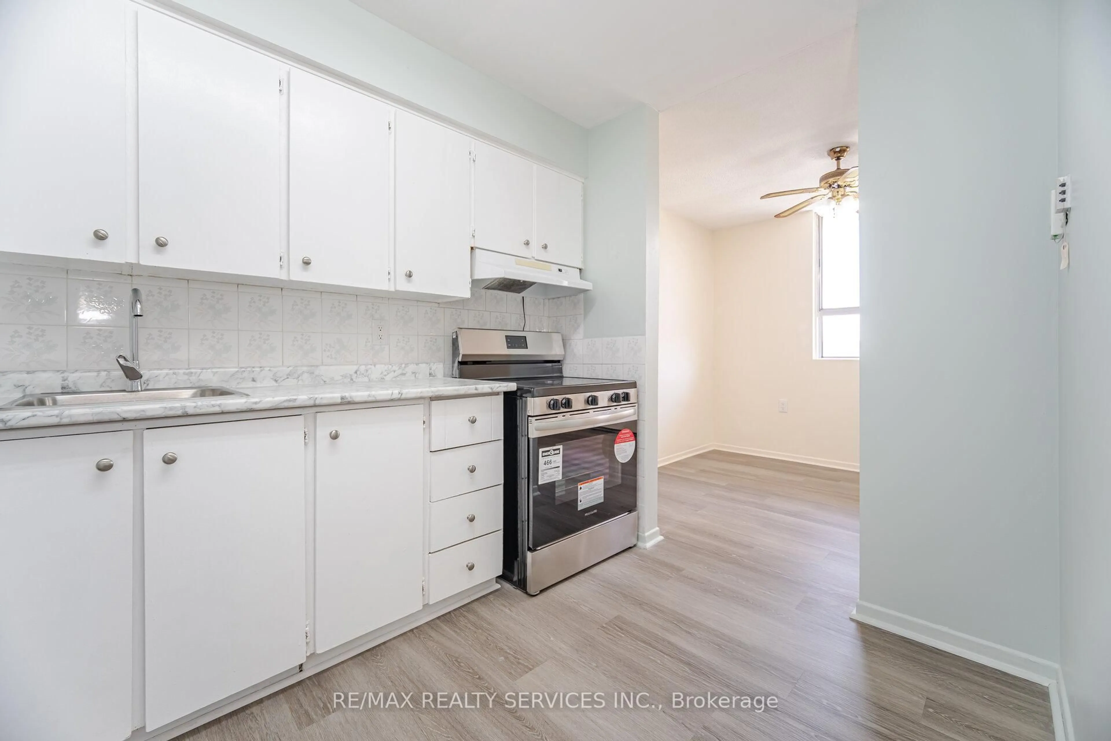 Standard kitchen, unknown for 100 Dundalk Dr #314, Toronto Ontario M1P 4V2