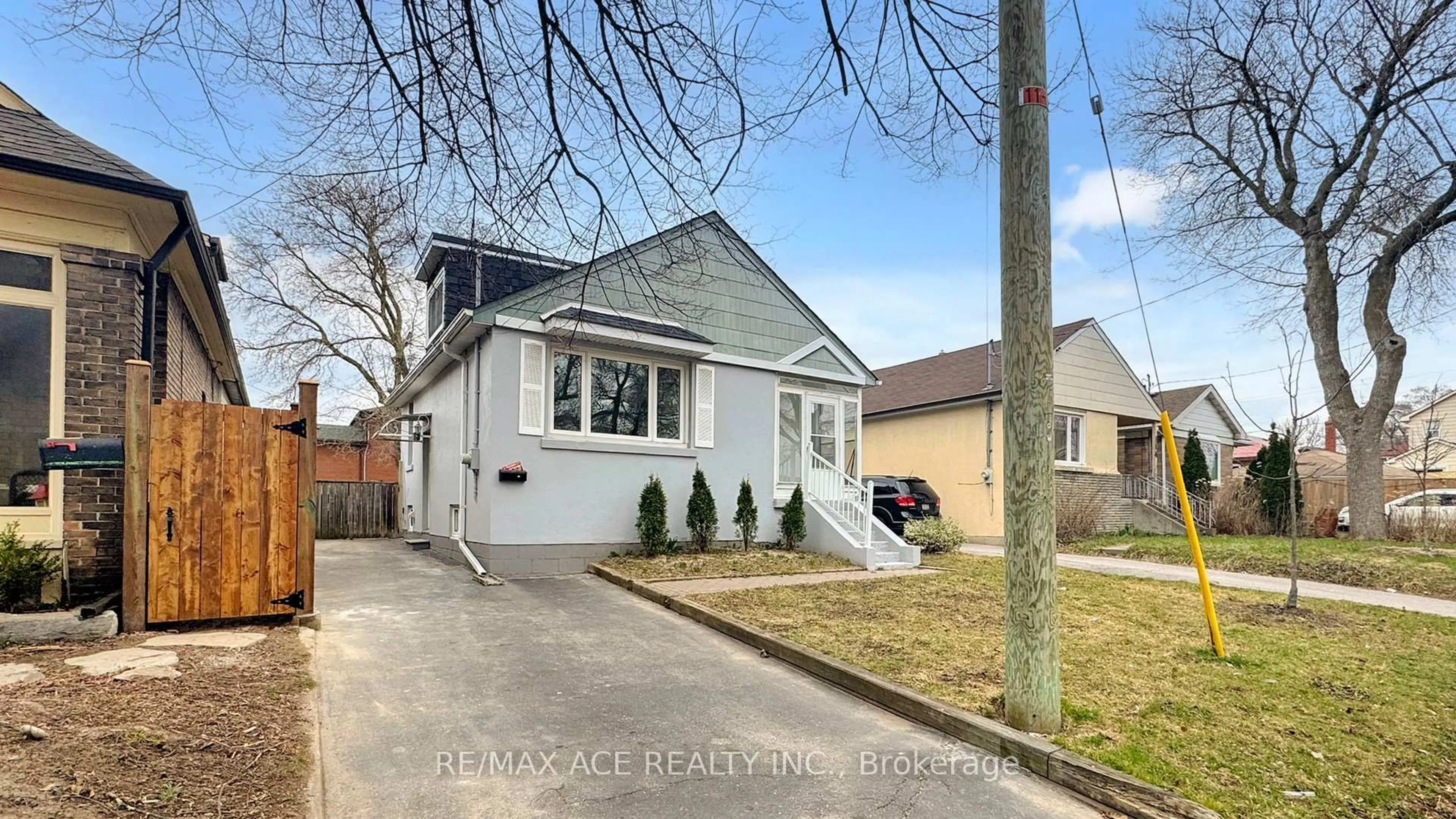 Home with vinyl exterior material, street for 102 Newport Ave, Toronto Ontario M1L 1J3