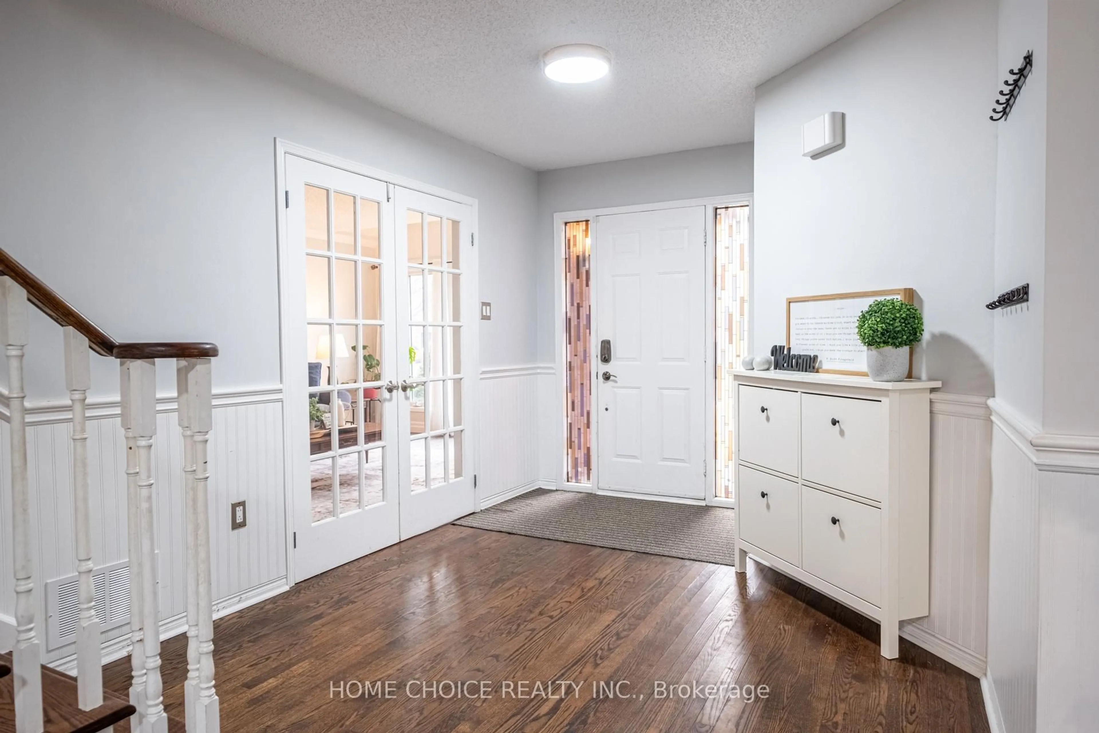 Indoor entryway for 27 Doncaster Cres, Clarington Ontario L1B 1E8