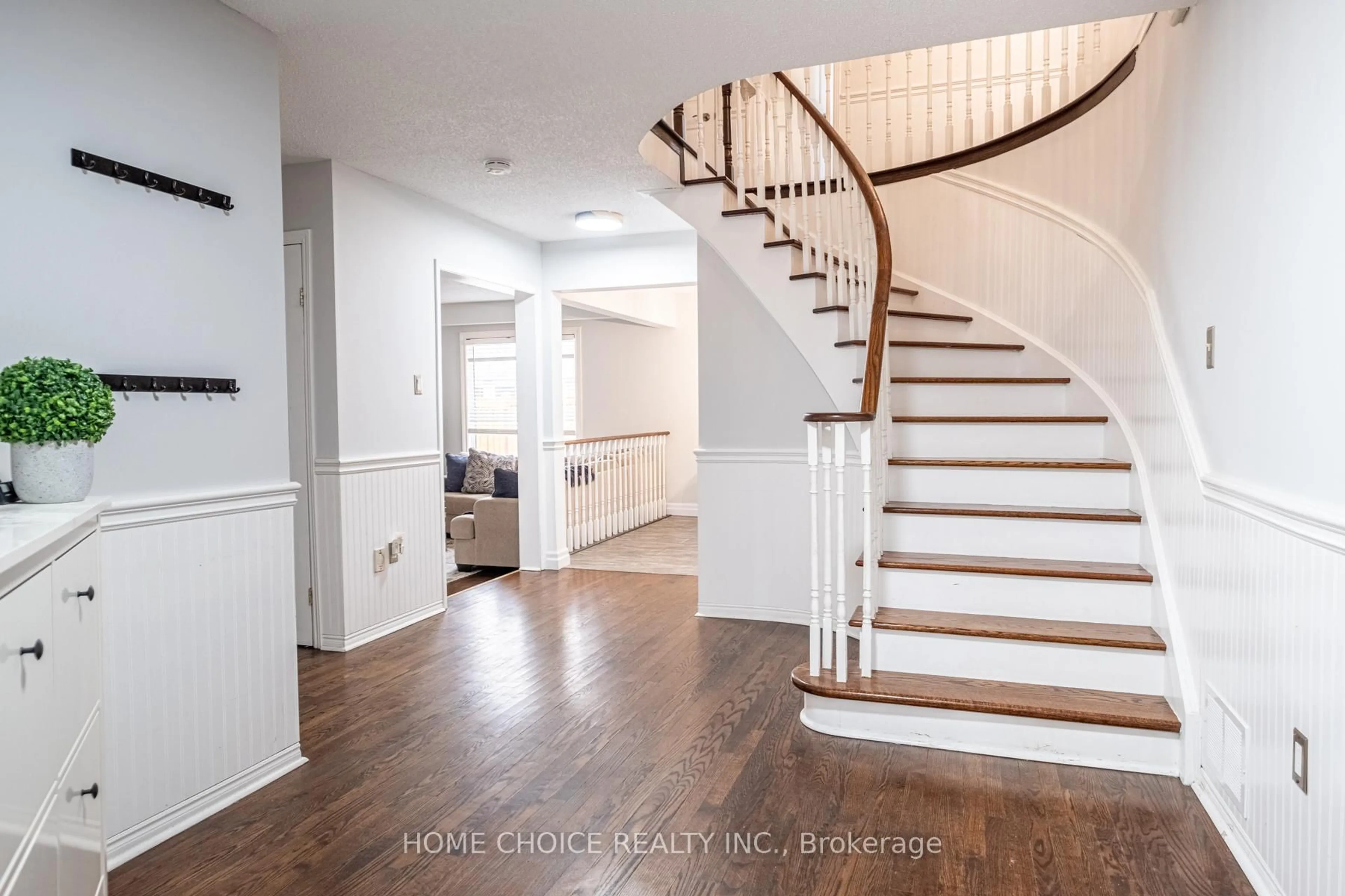 Indoor entryway for 27 Doncaster Cres, Clarington Ontario L1B 1E8