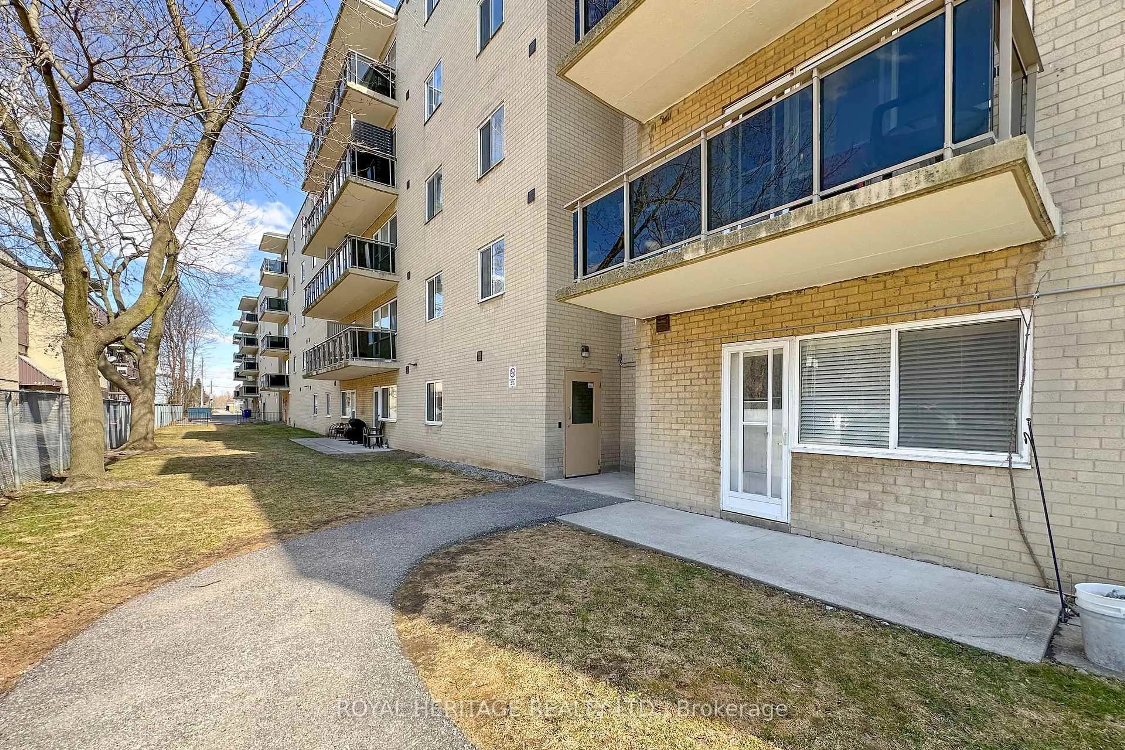 Patio, street for 936 Glen St #101, Oshawa Ontario L1J 5Z7