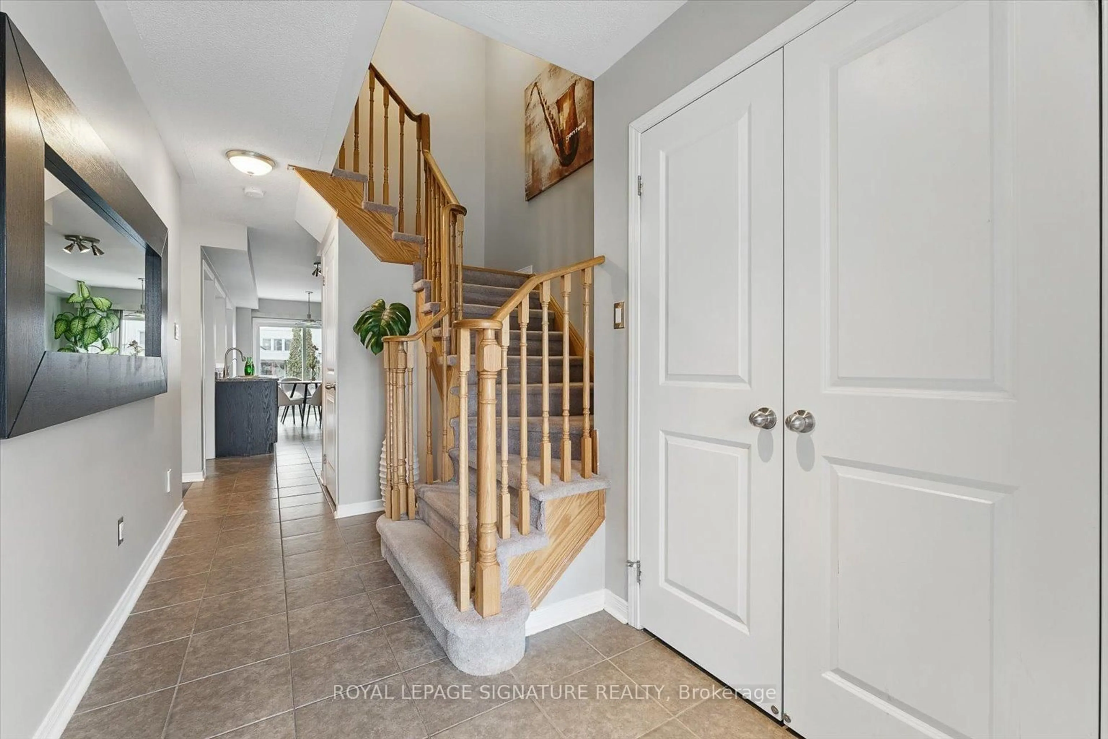 Indoor entryway for 17 Gallimere Crt, Whitby Ontario L1N 0J5
