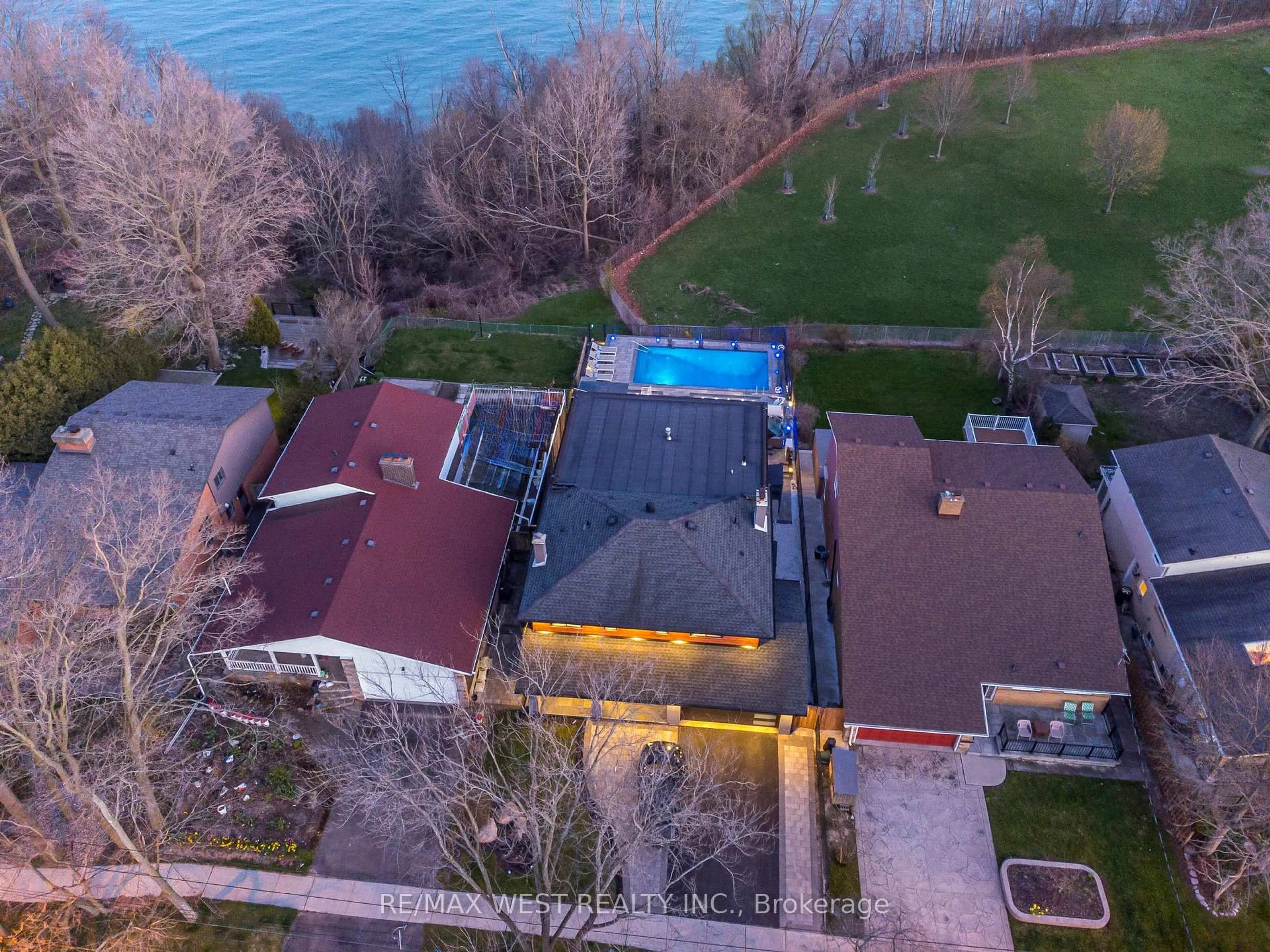 A pic from outside/outdoor area/front of a property/back of a property/a pic from drone, water/lake/river/ocean view for 423 Guildwood Pkwy, Toronto Ontario M1E 1R3