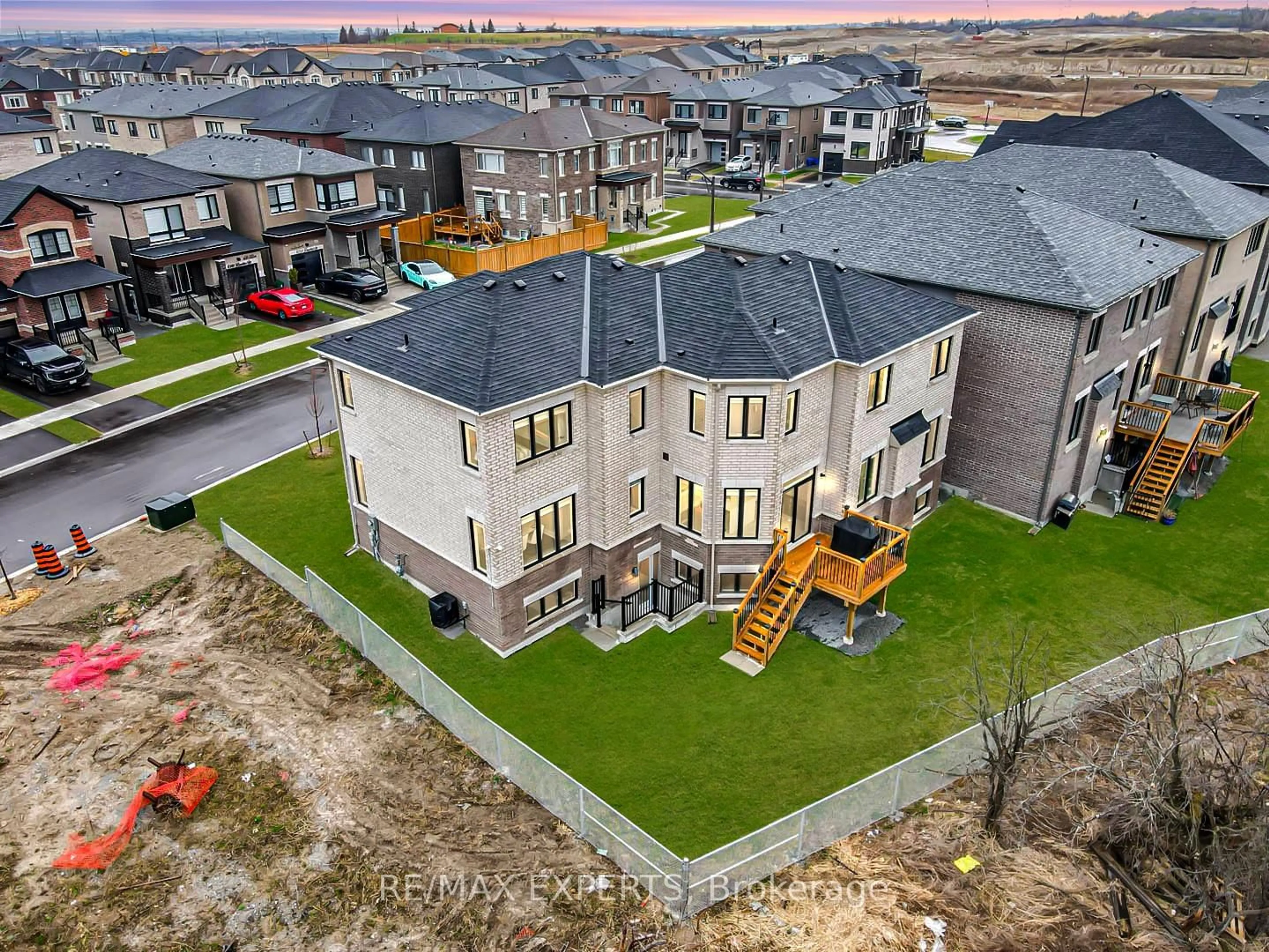 A pic from outside/outdoor area/front of a property/back of a property/a pic from drone, unknown for 1343 Klondike Crt, Oshawa Ontario L1L 0T1