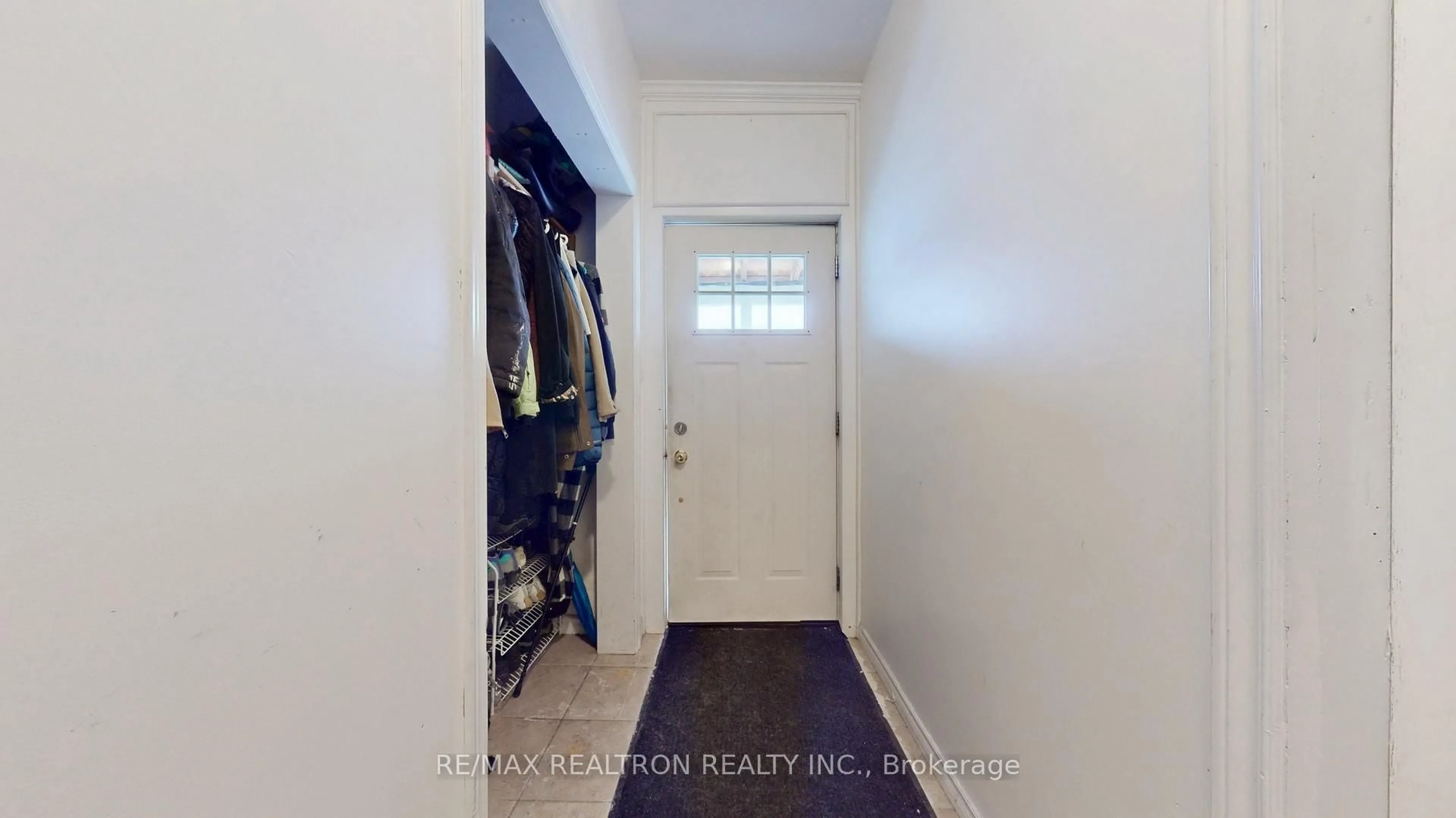 Indoor entryway for 292 Celina St, Oshawa Ontario L1H 4P1