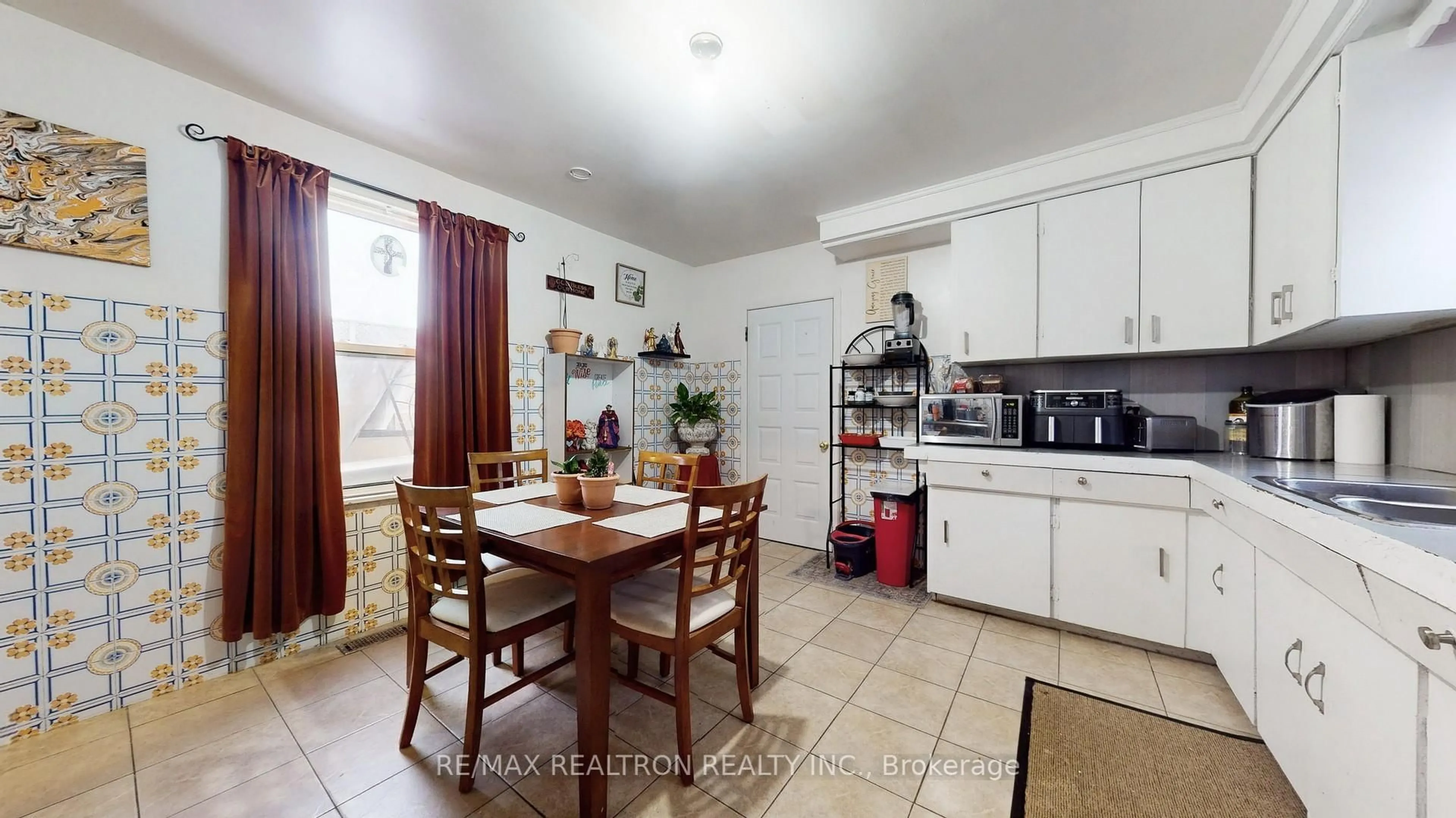 Unknown for 292 Celina St, Oshawa Ontario L1H 4P1