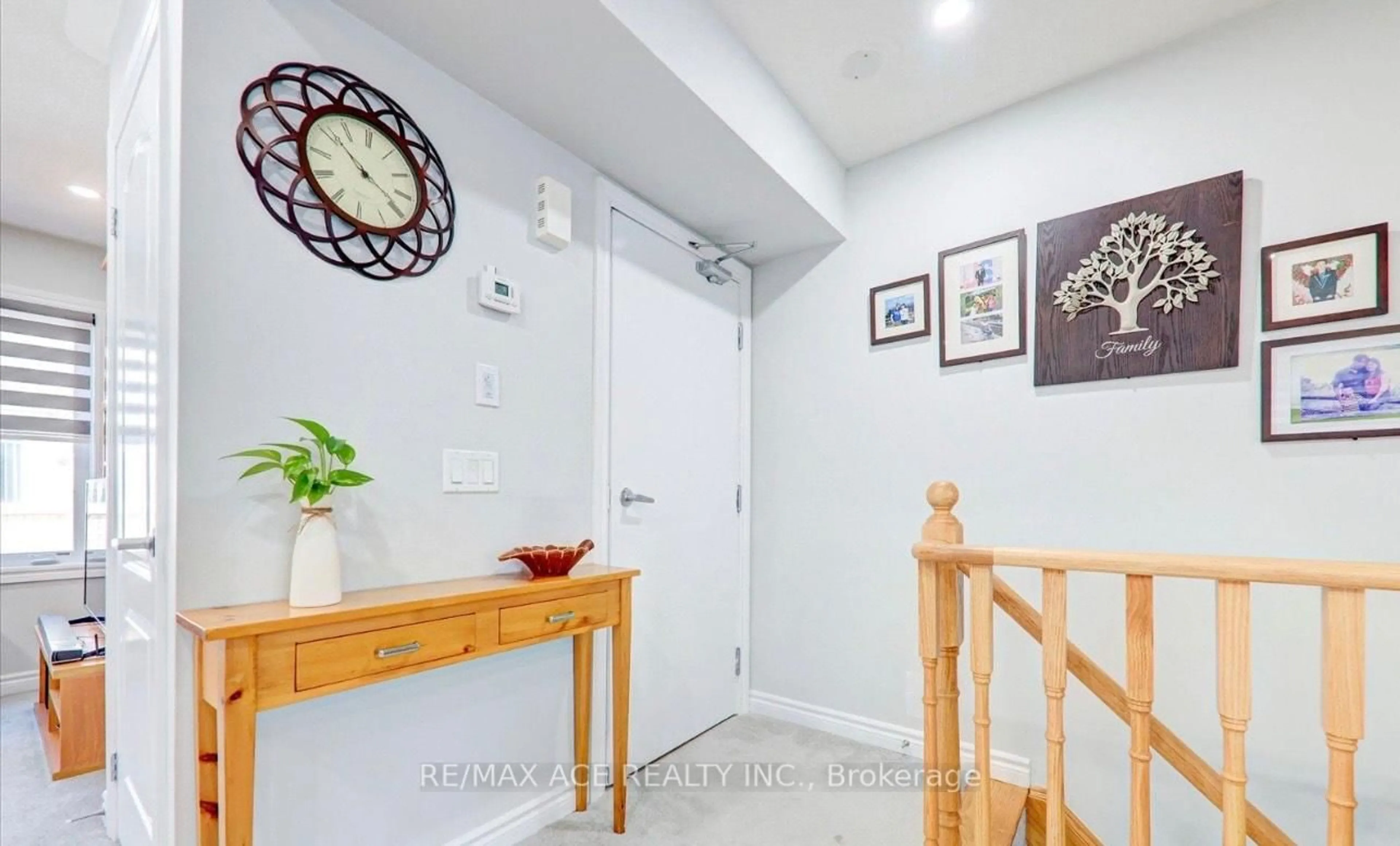Indoor foyer for 2500 Hill Rise Crt #48, Oshawa Ontario L1L 0M6