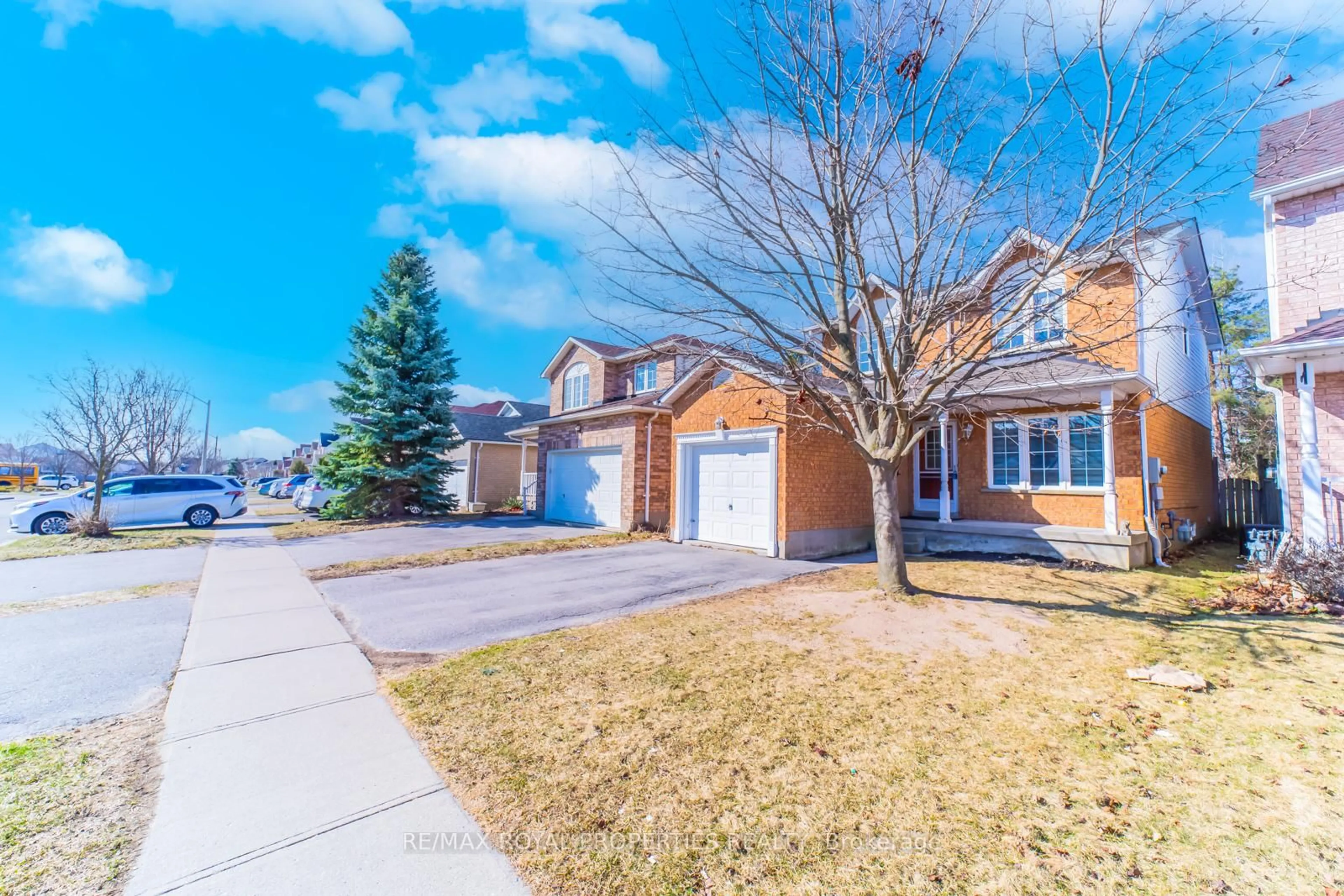 A pic from outside/outdoor area/front of a property/back of a property/a pic from drone, street for 1891 Dalhousie Cres, Oshawa Ontario L1G 8C4