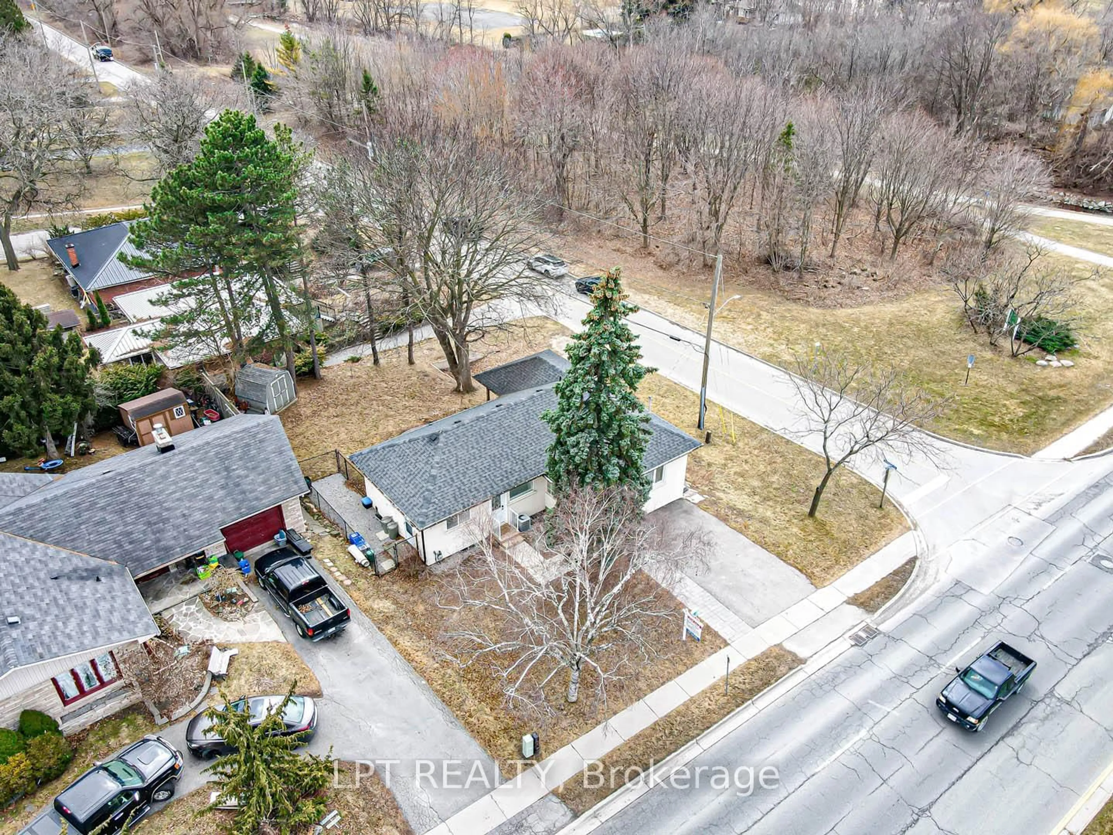 A pic from outside/outdoor area/front of a property/back of a property/a pic from drone, street for 741 King St, Oshawa Ontario L1H 1H1