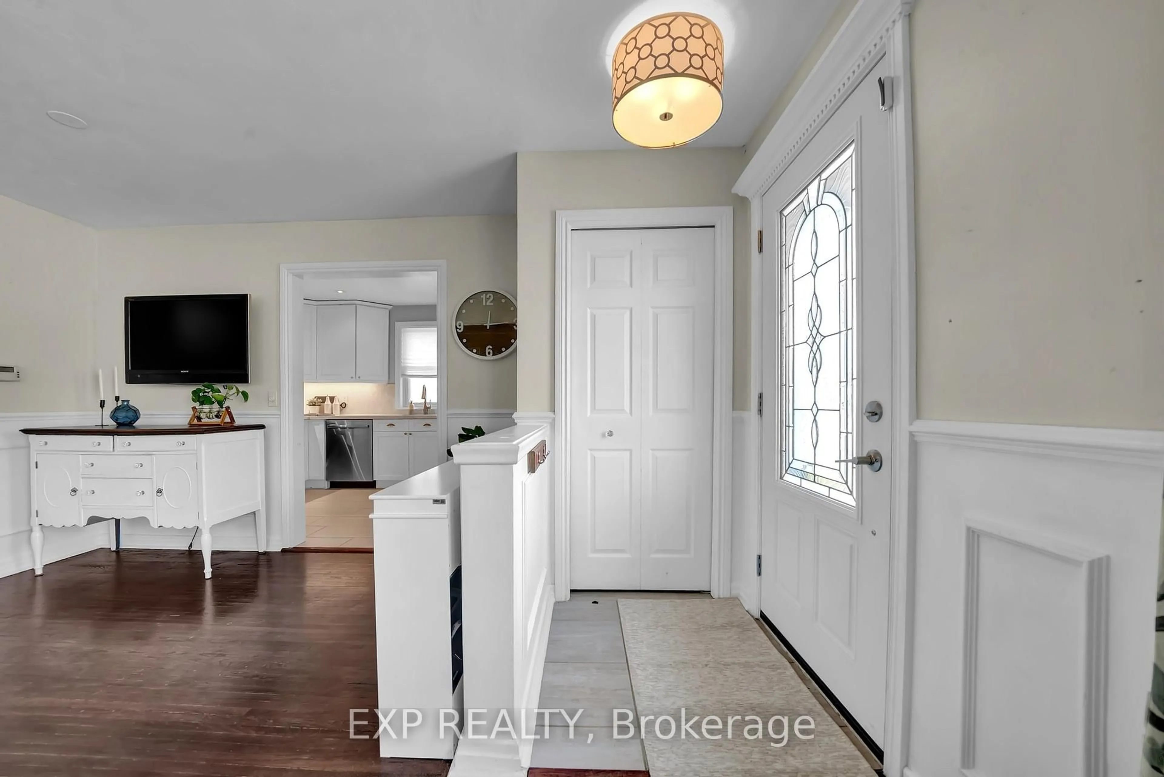 Indoor entryway for 449 Emerald Ave, Oshawa Ontario L1J 1K3