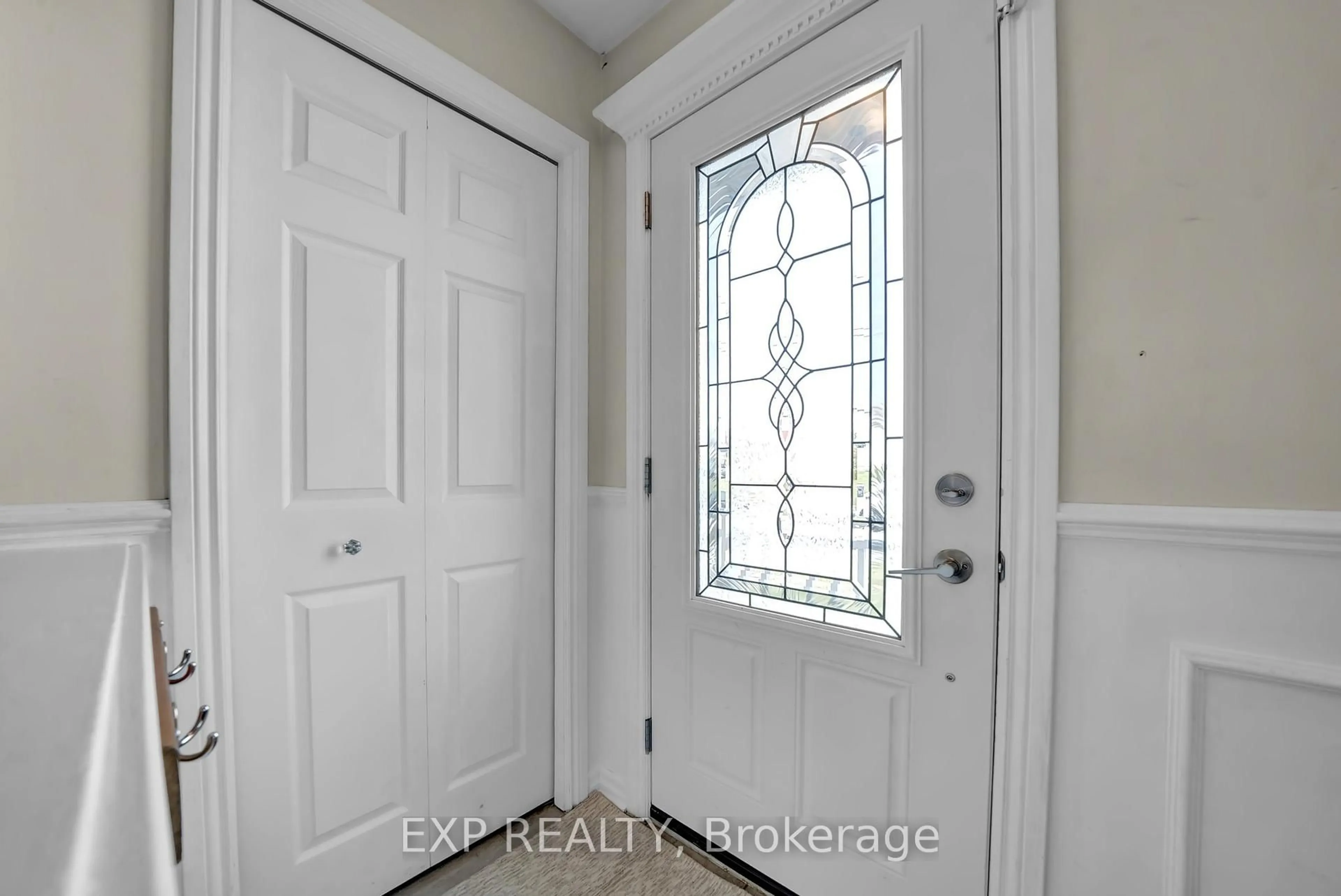 Indoor entryway for 449 Emerald Ave, Oshawa Ontario L1J 1K3
