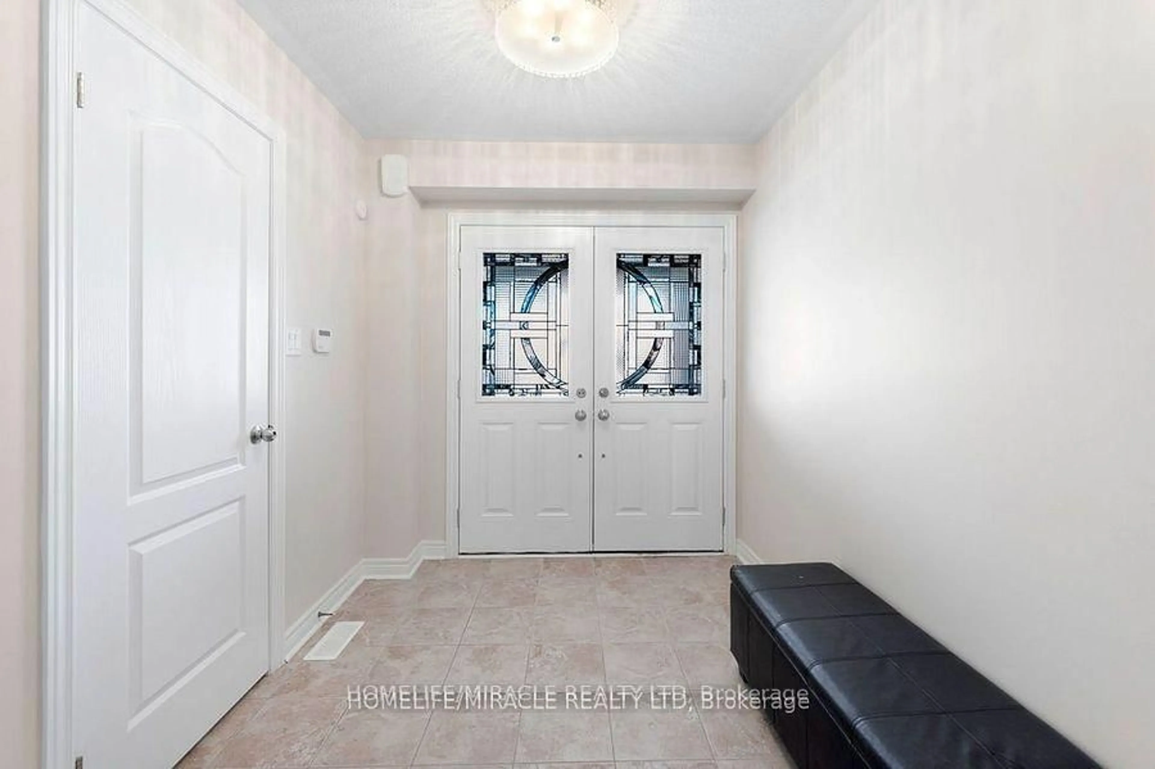 Indoor entryway for 1268 Salmers Dr, Oshawa Ontario L1K 0R6