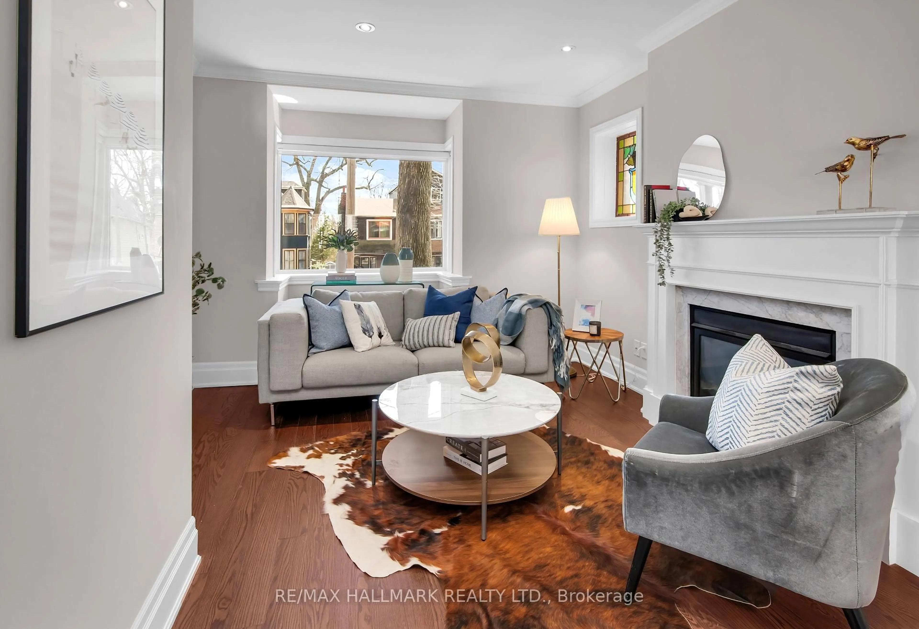 Living room with furniture, unknown for 20 Cedar Ave, Toronto Ontario M4E 1K2