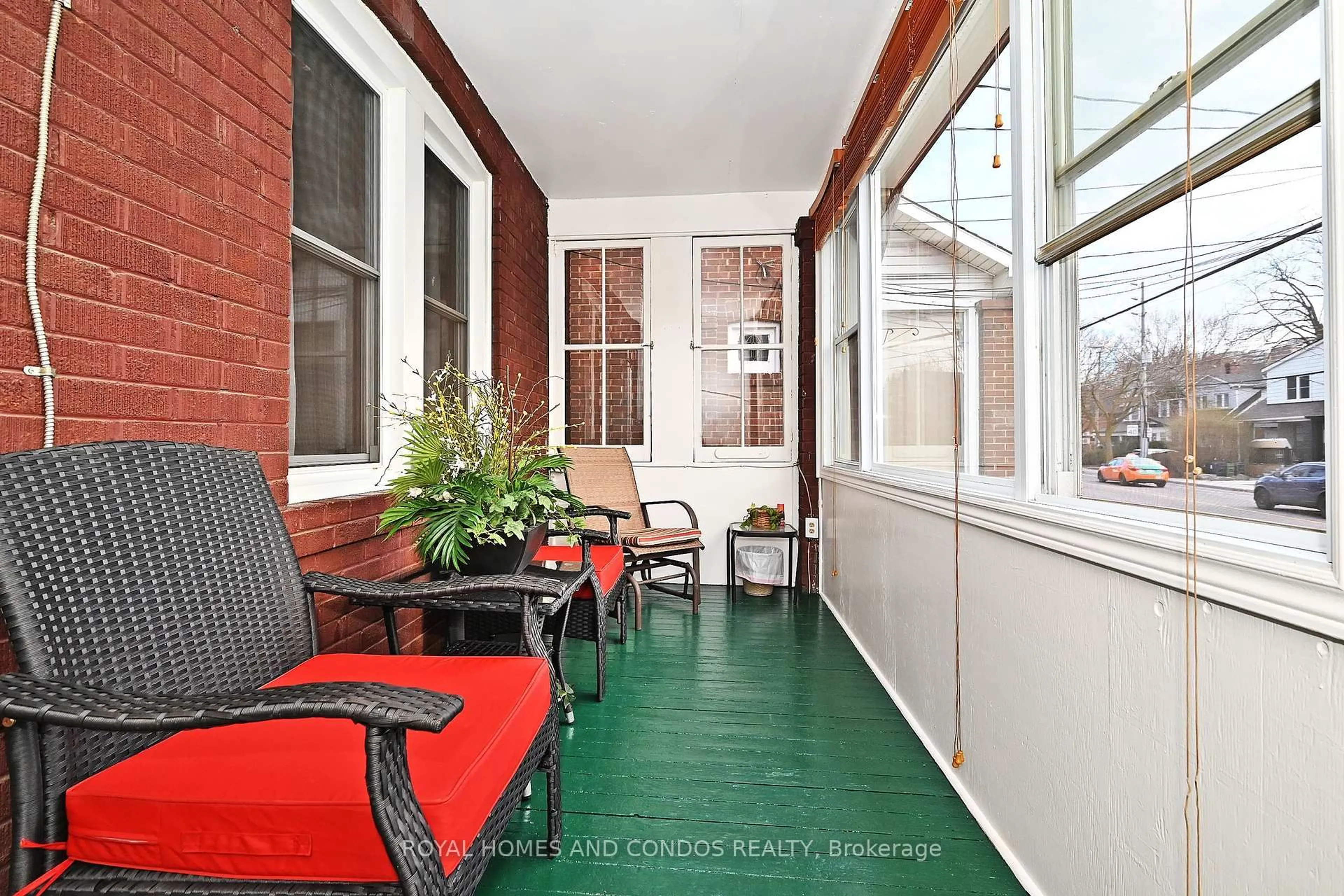 Patio, street for 125 Dawes Rd, Toronto Ontario M4C 5B8
