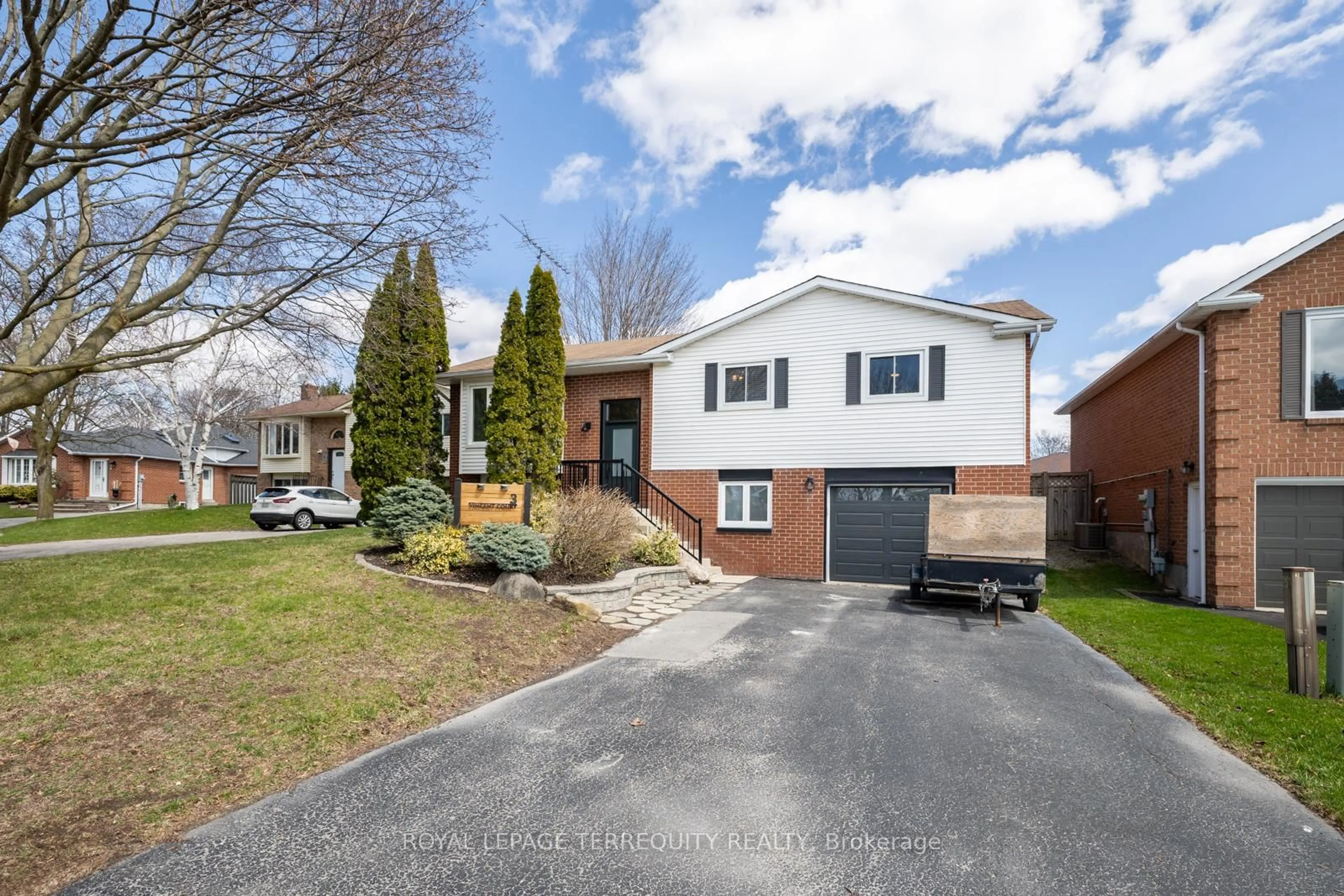 A pic from outside/outdoor area/front of a property/back of a property/a pic from drone, street for 3 Vincent Crt, Clarington Ontario L1B 1E3