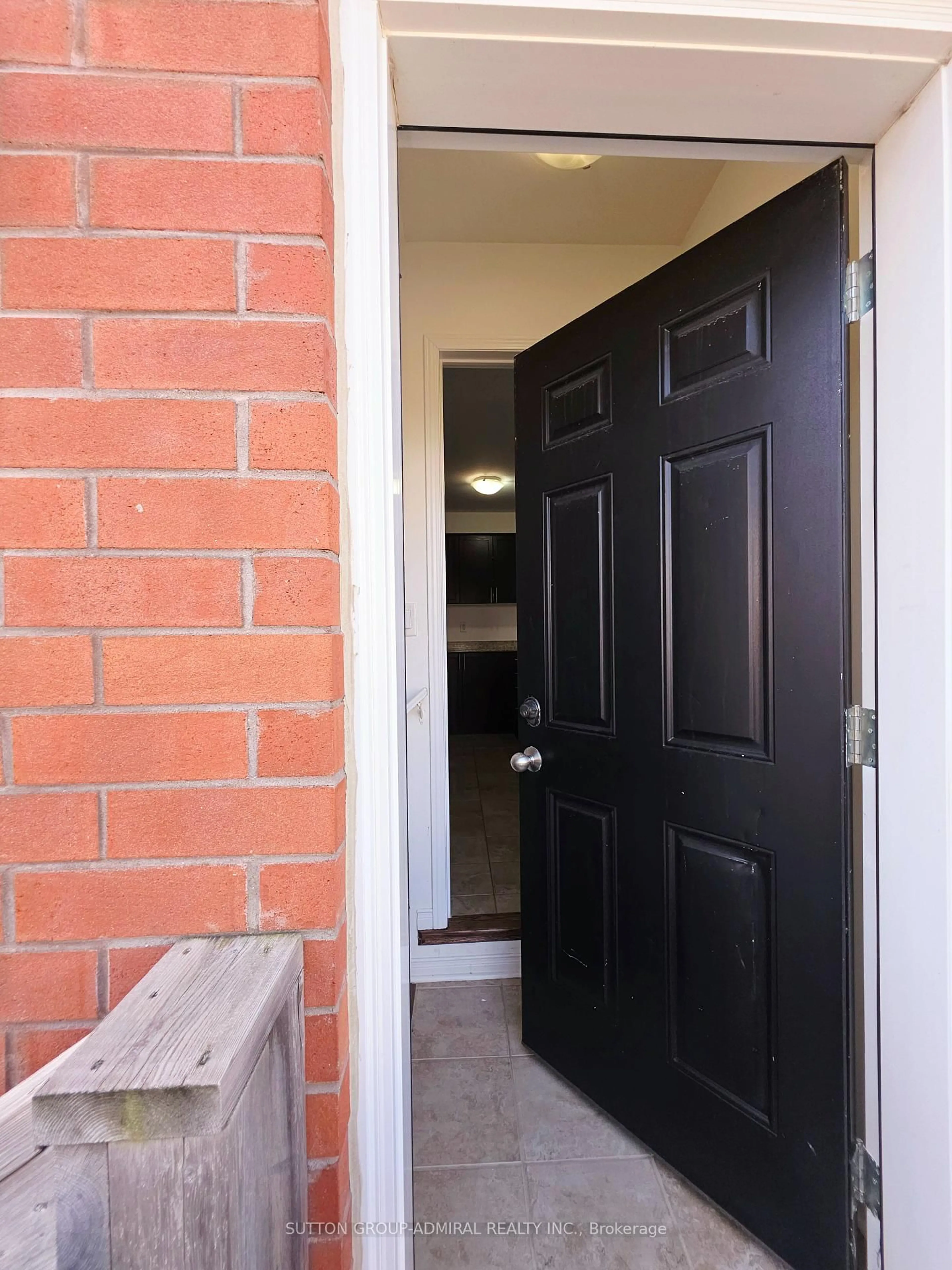 Indoor entryway for 1113 Schooling Dr, Oshawa Ontario L1H 7K5