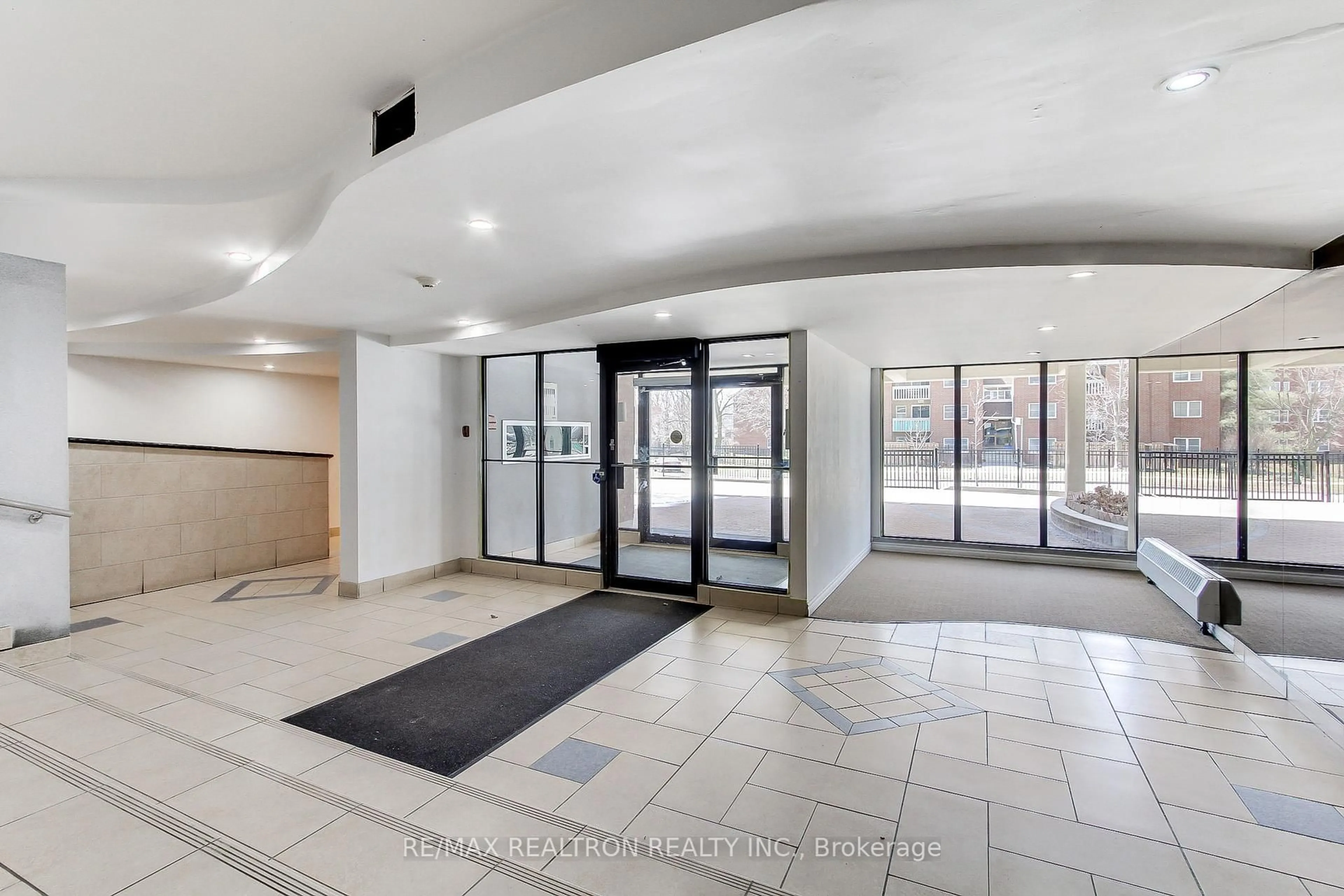 Indoor foyer for 99 Blackwell Ave #502, Toronto Ontario M1B 3R5