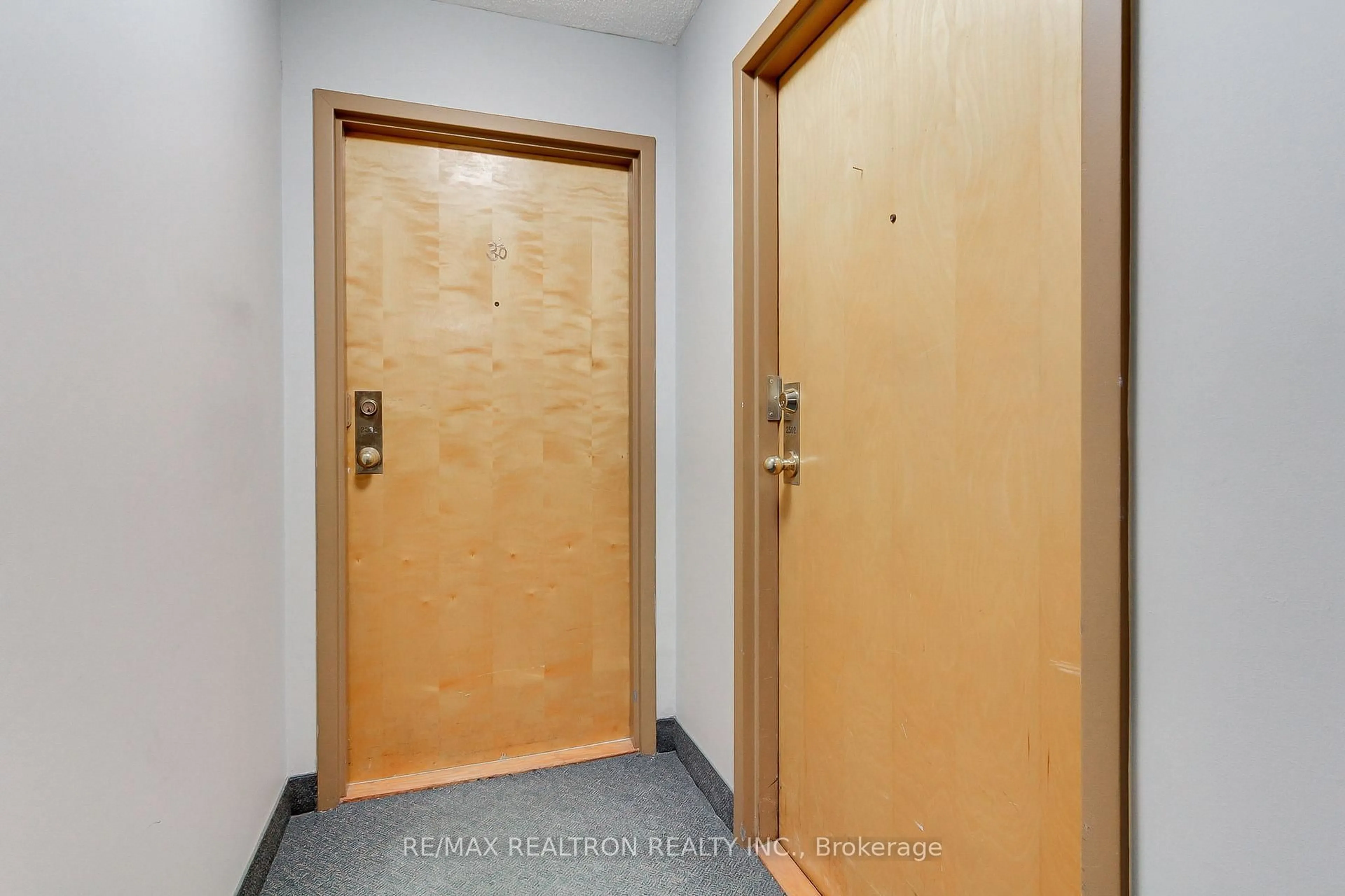 Indoor foyer for 99 Blackwell Ave #502, Toronto Ontario M1B 3R5