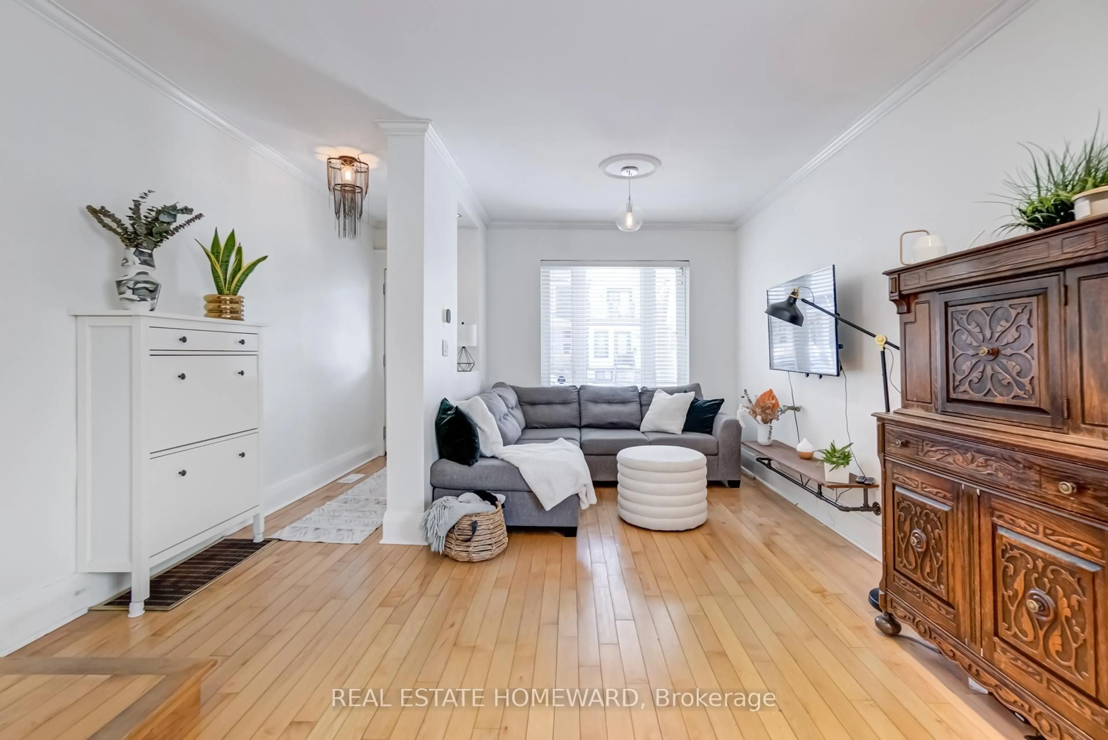 Living room with furniture, unknown for 68 Wayland Ave, Toronto Ontario M4E 3C9