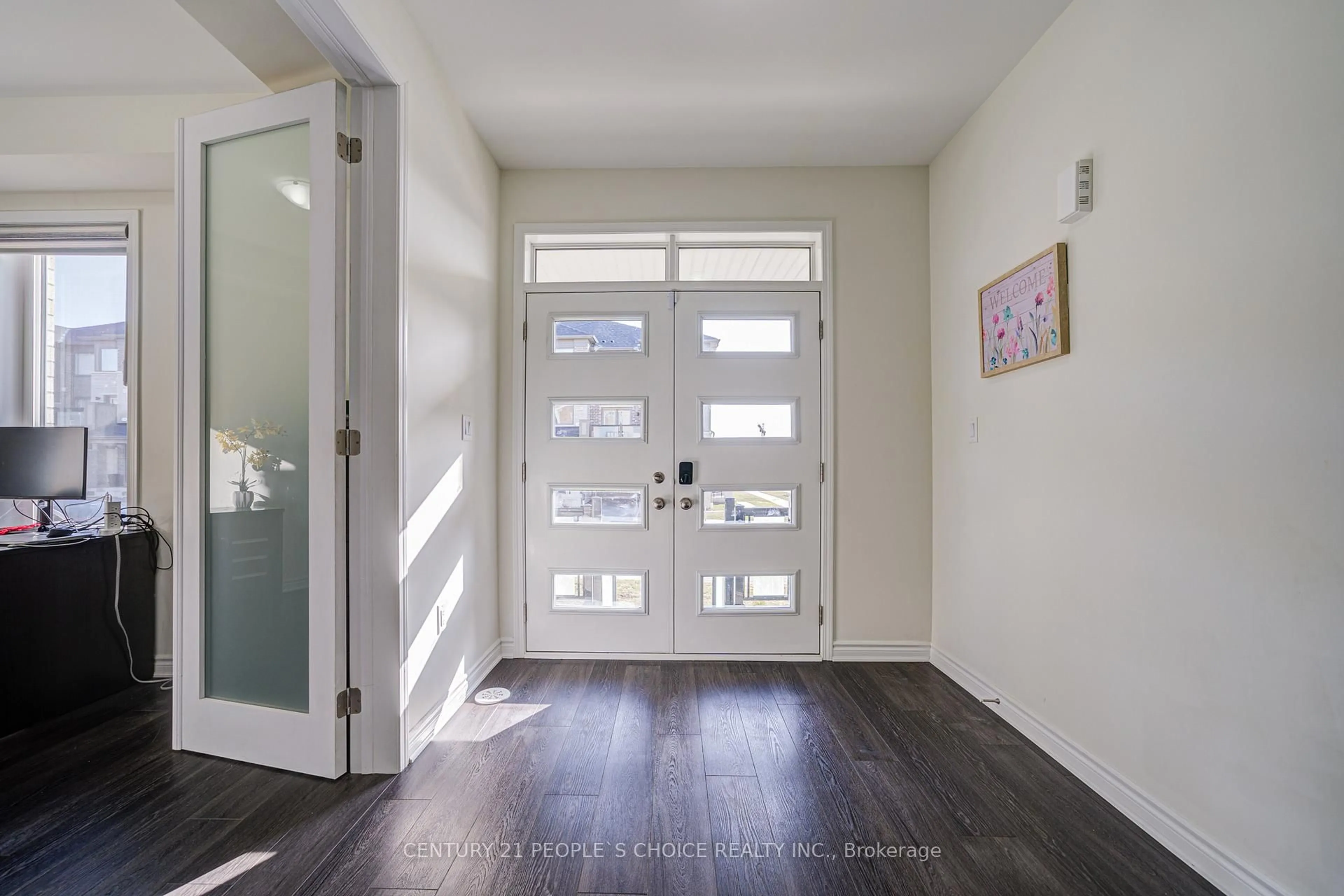 Indoor entryway for 3322 Thunderbird Prom, Pickering Ontario L1X 0N4