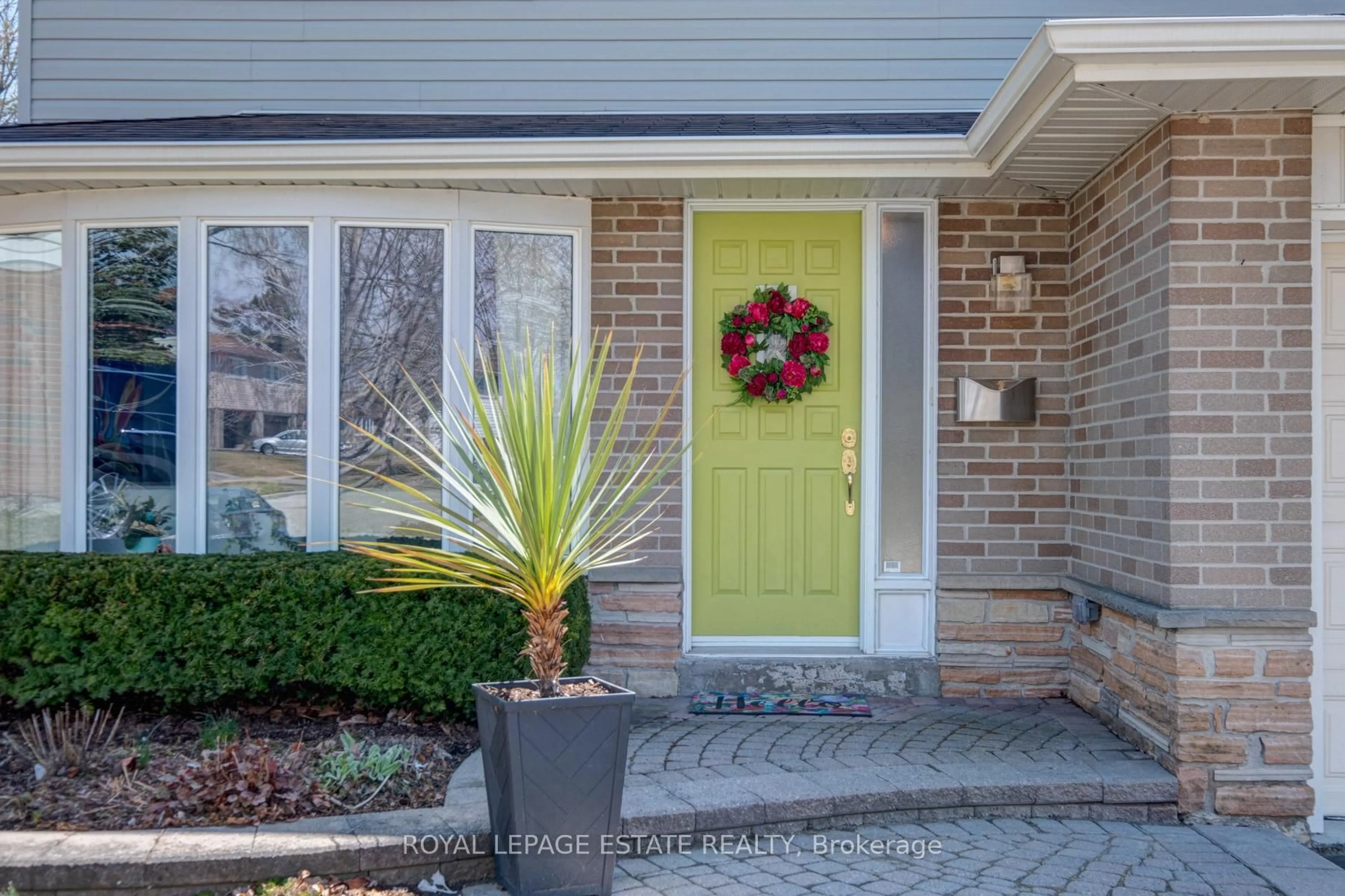 Indoor entryway for 76 Harland Cres, Ajax Ontario L1S 1J9