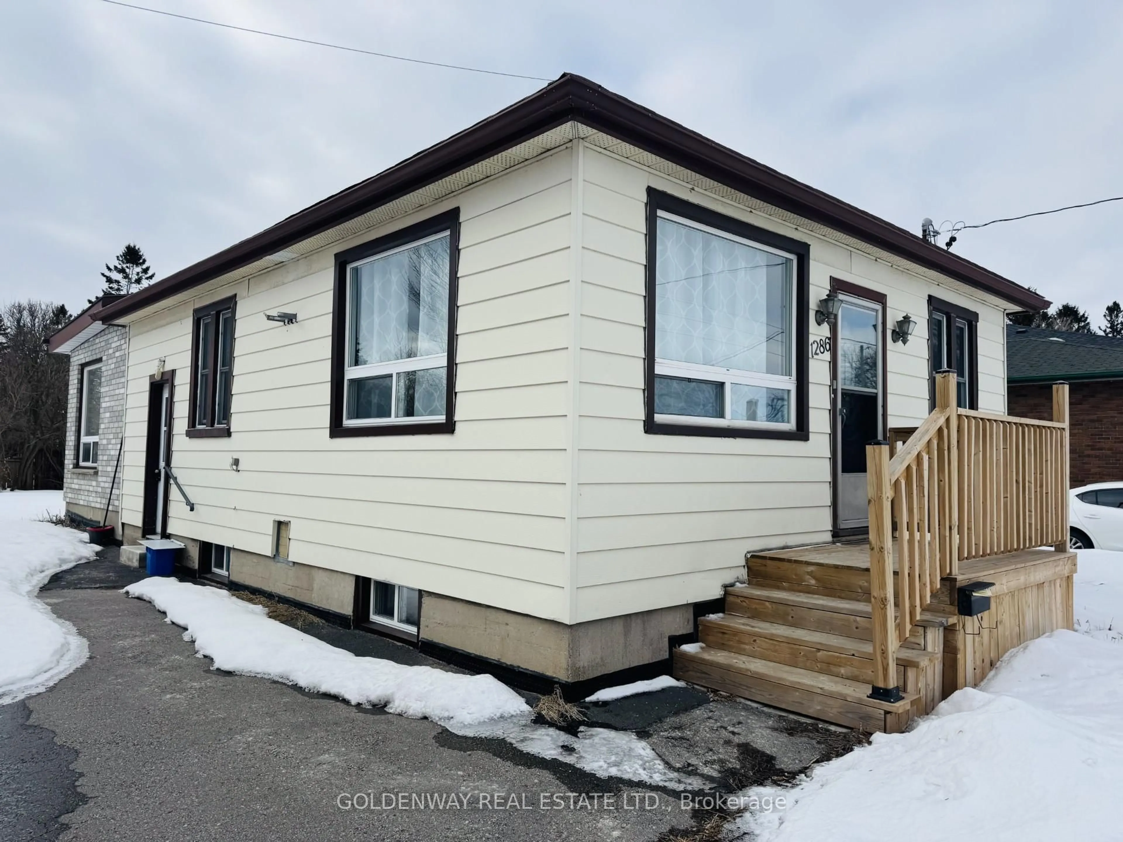 Home with vinyl exterior material, street for 1286 Cedar St, Oshawa Ontario L1J 3S2