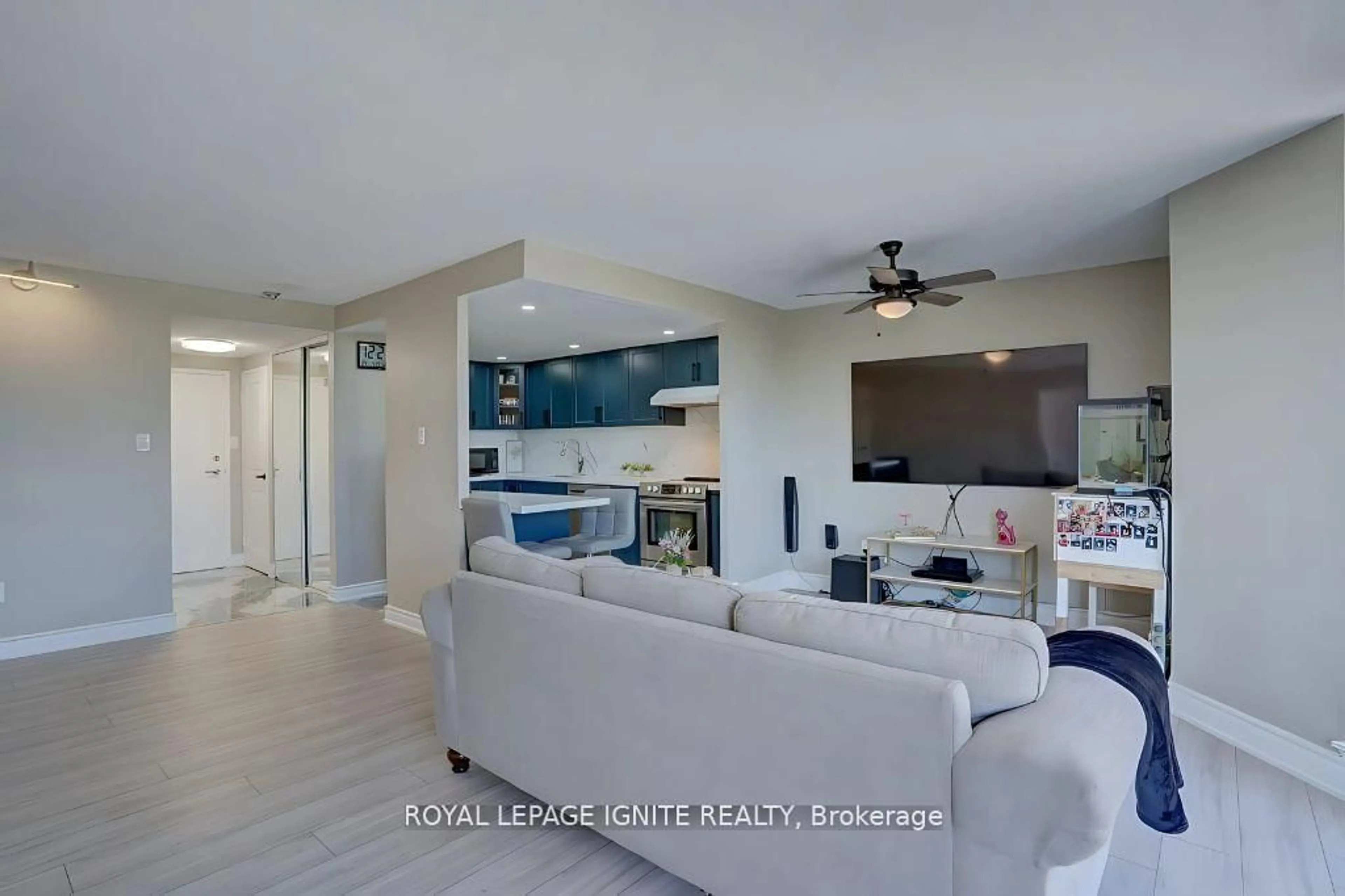 Living room with furniture, ceramic/tile floor for 10 Dean Park Rd #506, Toronto Ontario M1B 3G8
