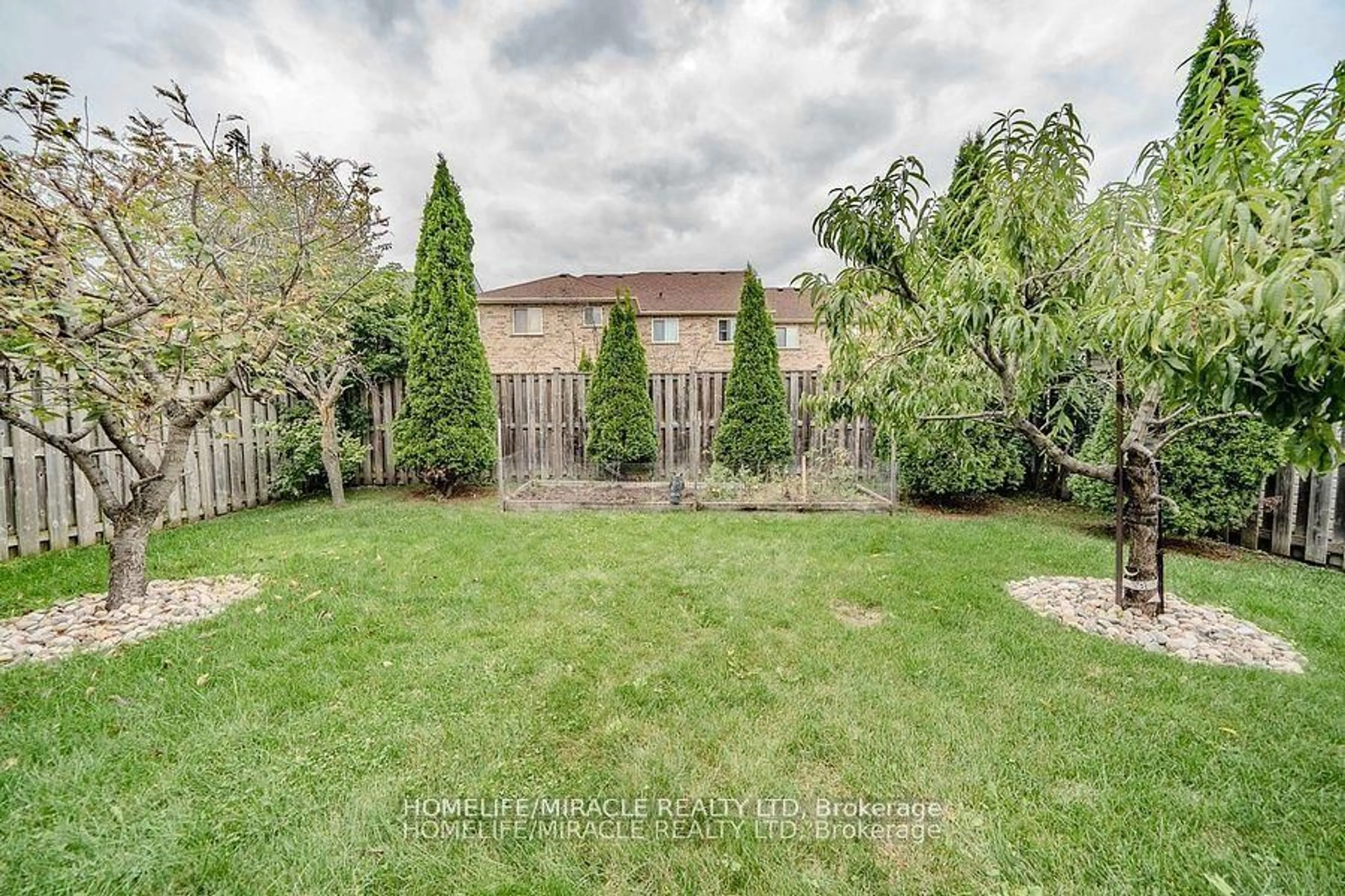 A pic from outside/outdoor area/front of a property/back of a property/a pic from drone, unknown for 47 Gabrielle Cres, Whitby Ontario L1R 3M5