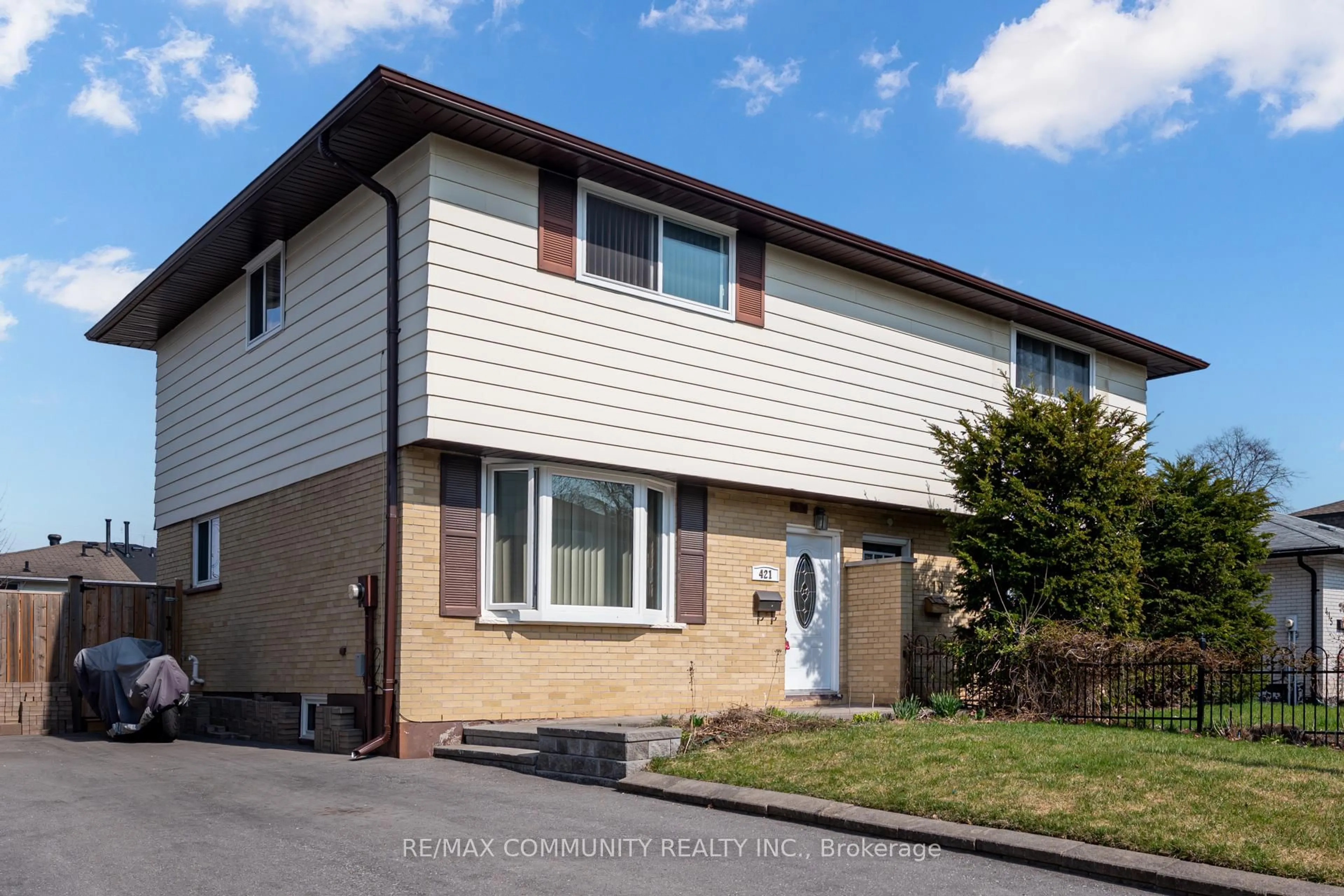 Home with vinyl exterior material, street for 421 Maplewood Dr, Oshawa Ontario L1G 5R7