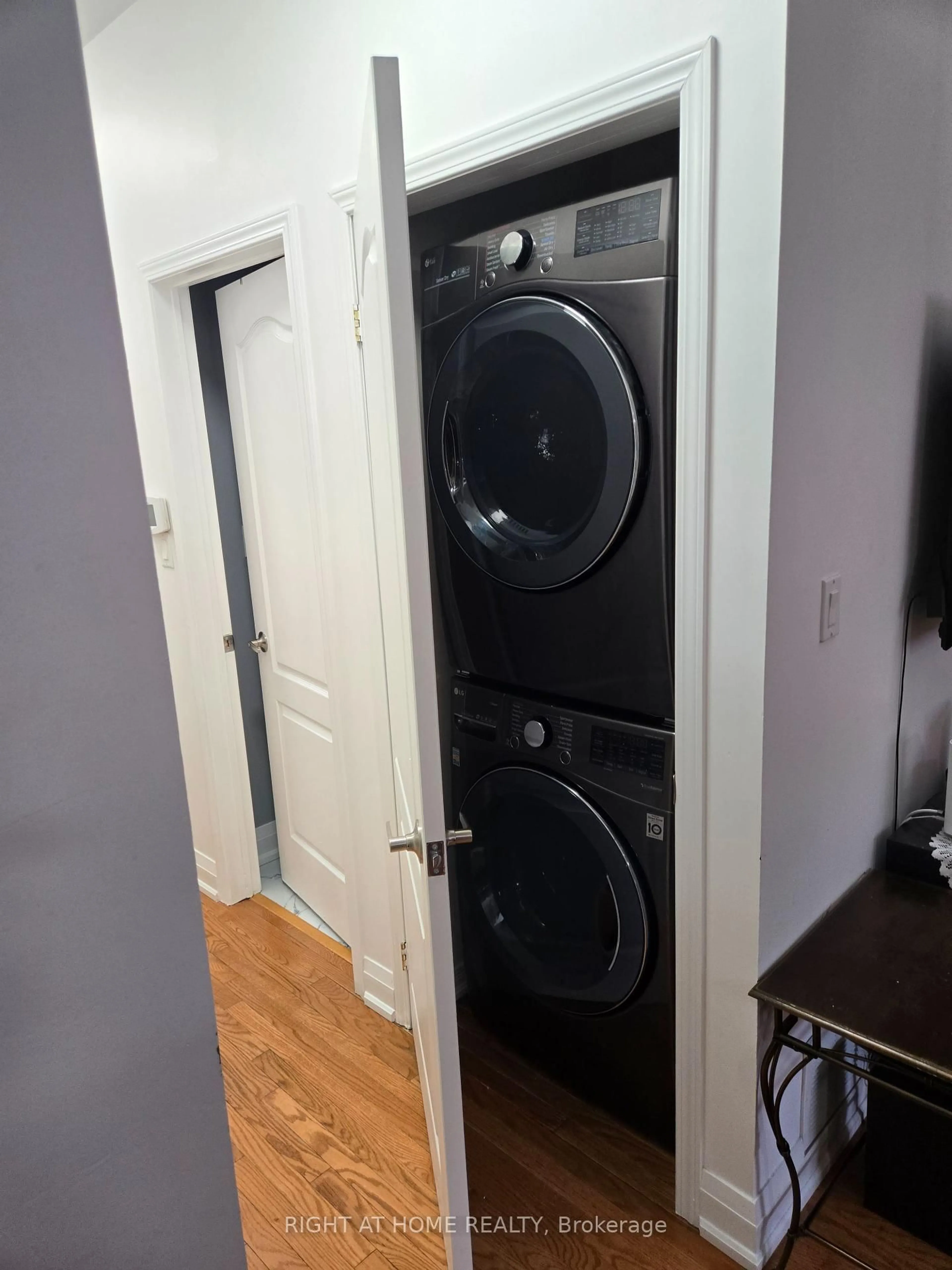 A pic of a room for 236 Hickory St, Whitby Ontario L1N 3X8