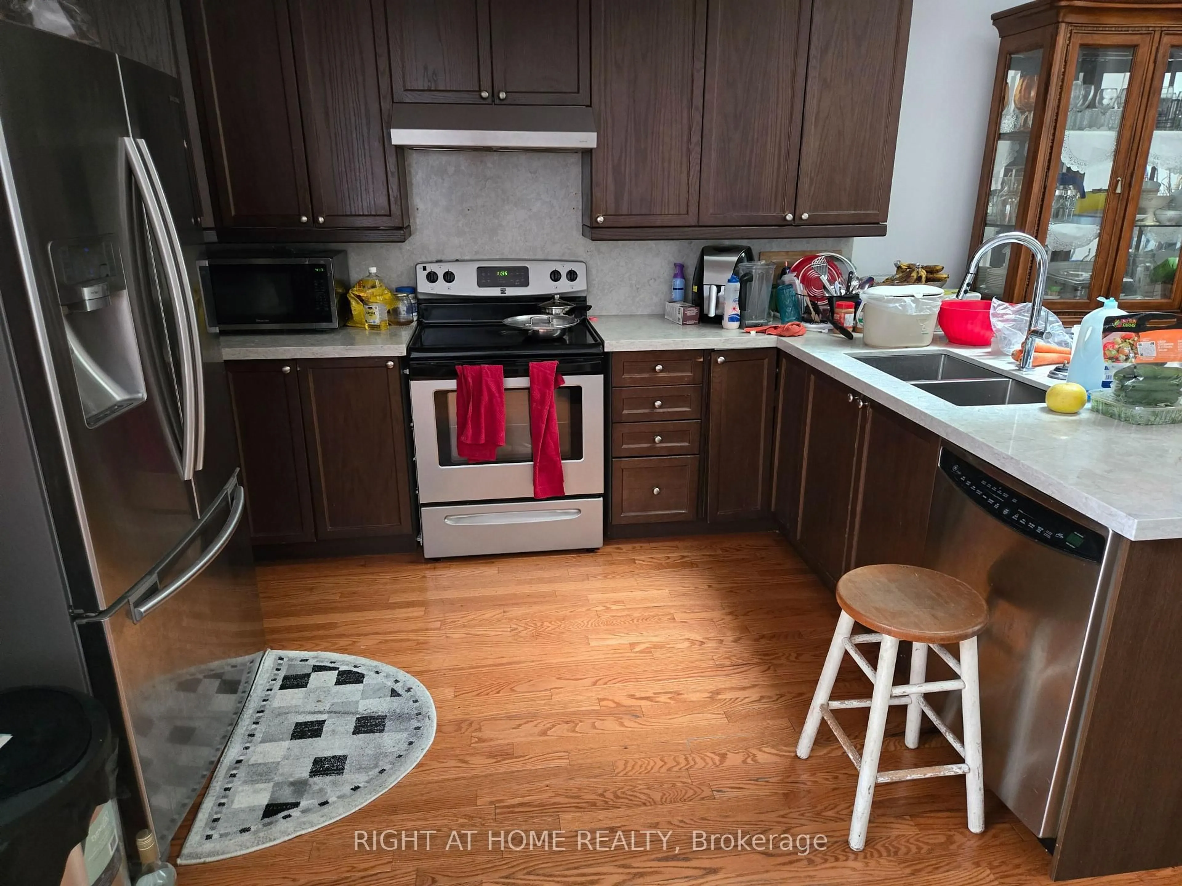 Standard kitchen, wood/laminate floor for 236 Hickory St, Whitby Ontario L1N 3X8