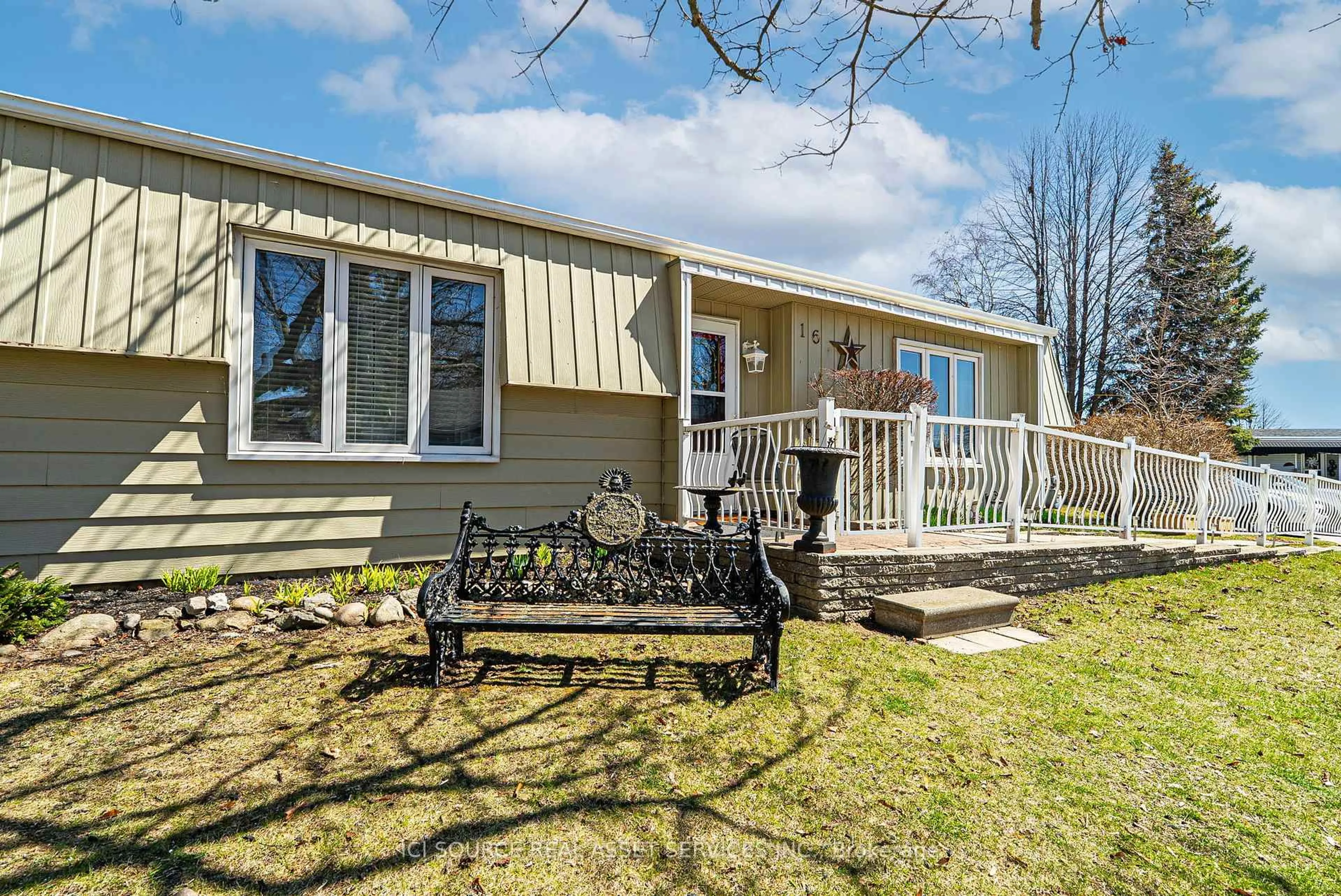 Patio, water/lake/river/ocean view for 16 Wheelhouse Dr, Clarington Ontario L1B 1B9