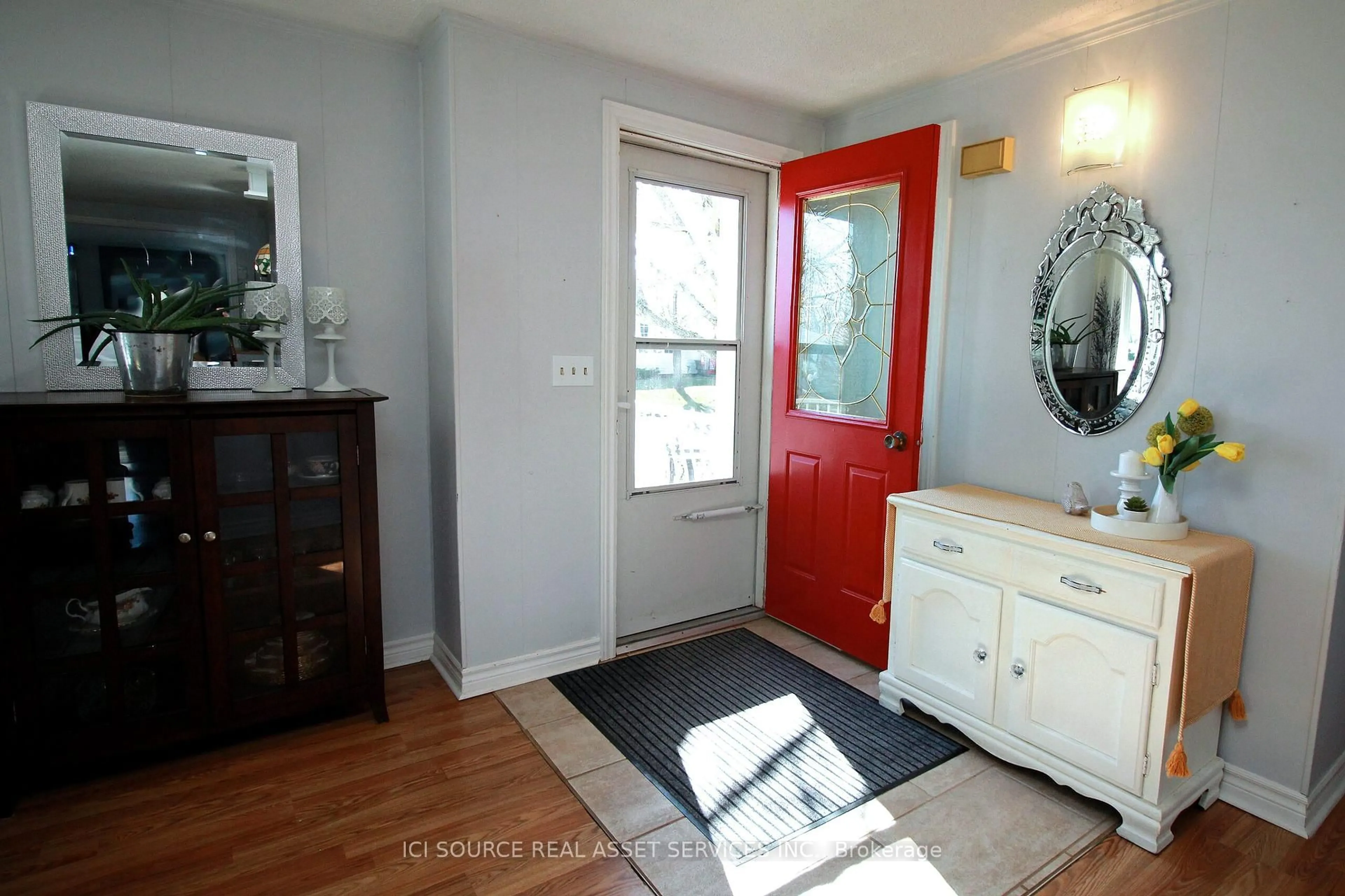 Indoor entryway for 16 Wheelhouse Dr, Clarington Ontario L1B 1B9