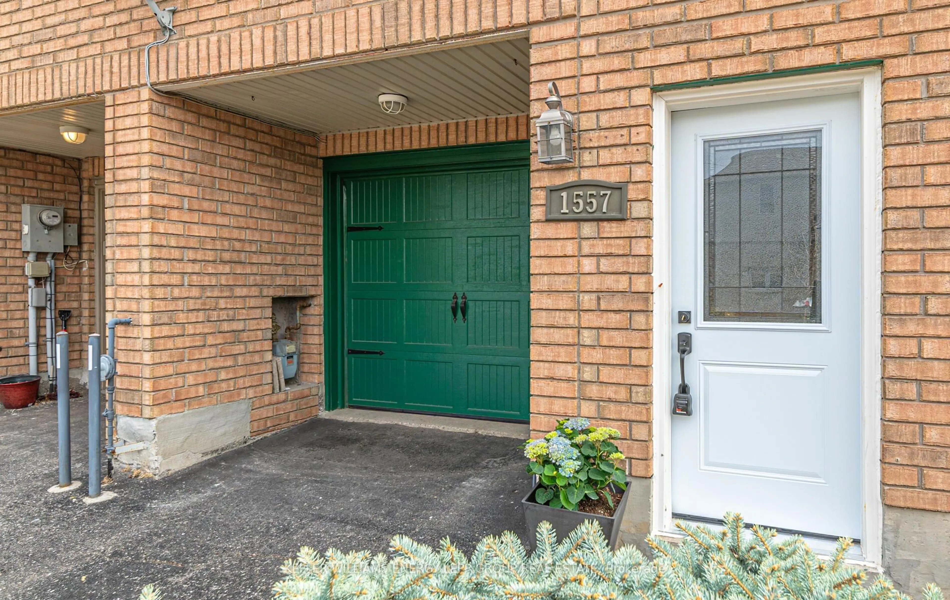 Indoor entryway for 1557 Hummingbird Crt, Pickering Ontario L1V 7H8
