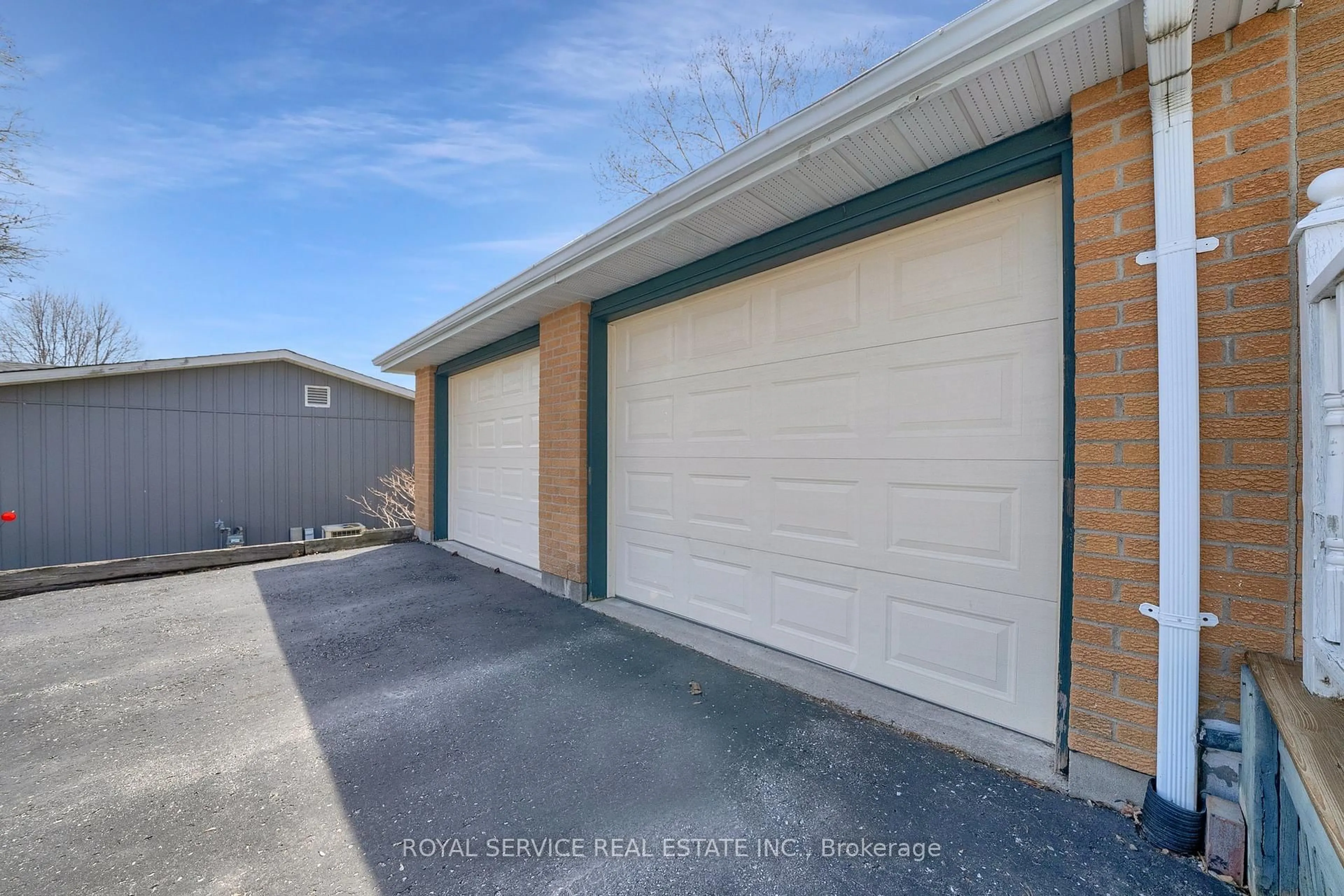 Indoor garage for 57 Peters Pike Rd, Clarington Ontario L0B 1M0