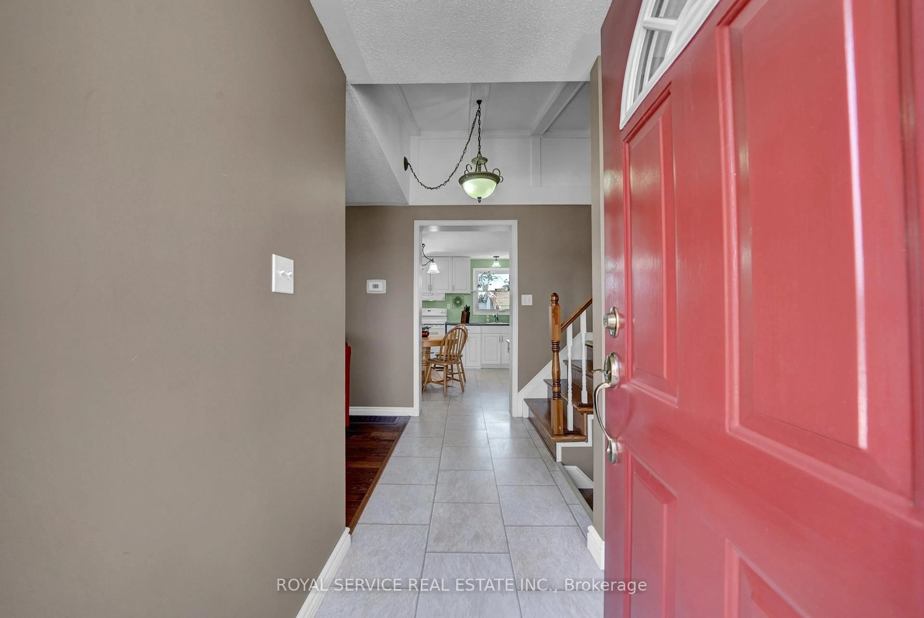 Indoor entryway for 57 Peters Pike Rd, Clarington Ontario L0B 1M0