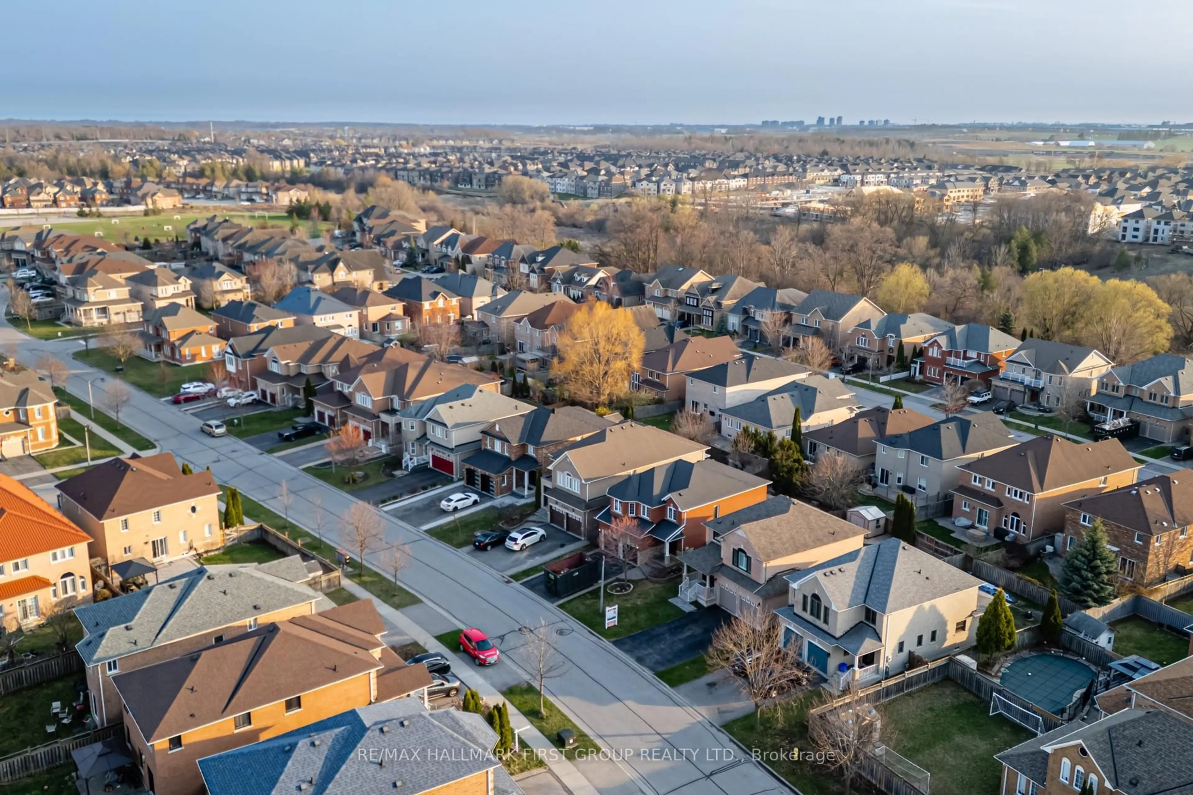 A pic from outside/outdoor area/front of a property/back of a property/a pic from drone, street for 36 Ball Cres, Whitby Ontario L1P 1W6