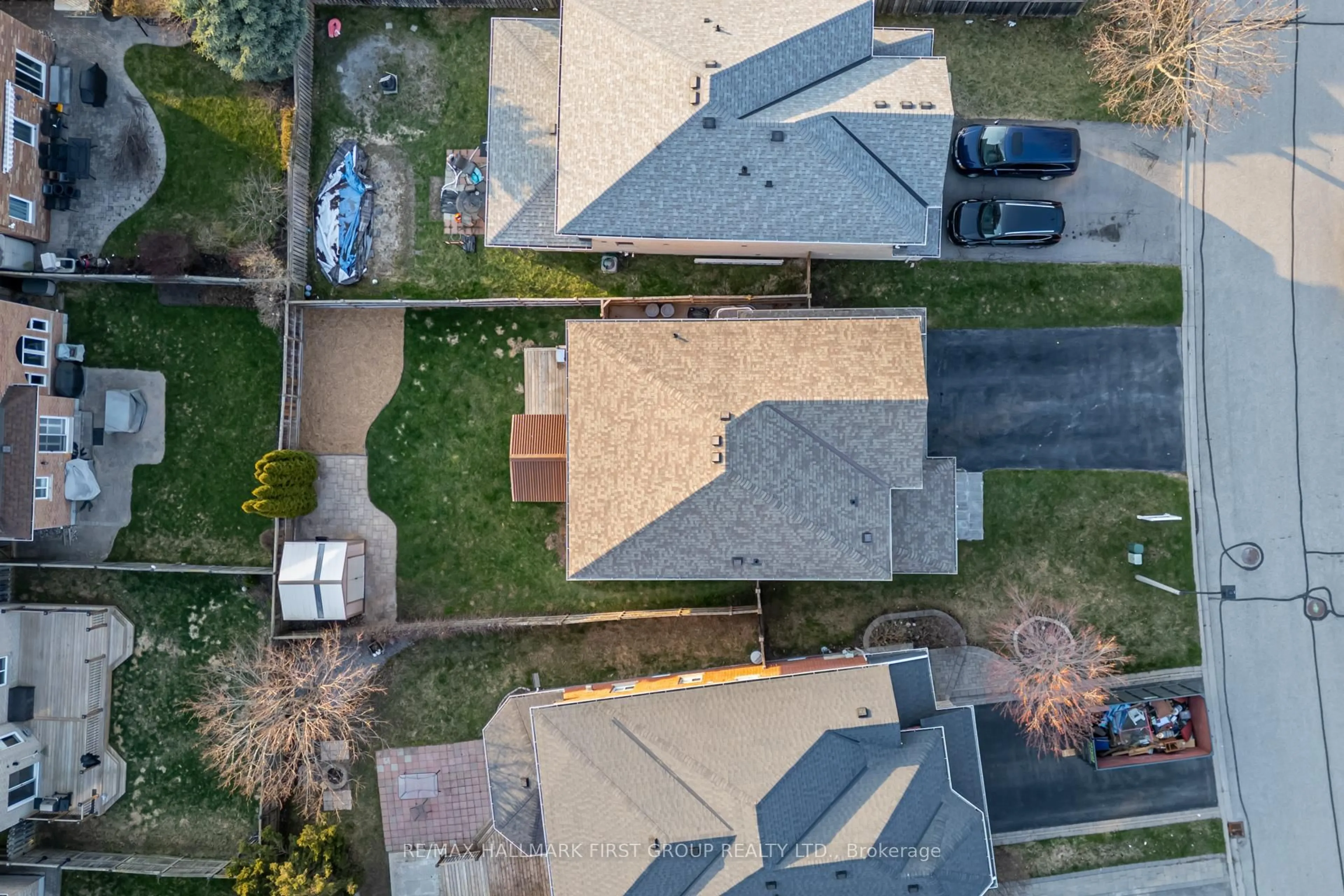 A pic from outside/outdoor area/front of a property/back of a property/a pic from drone, street for 36 Ball Cres, Whitby Ontario L1P 1W6