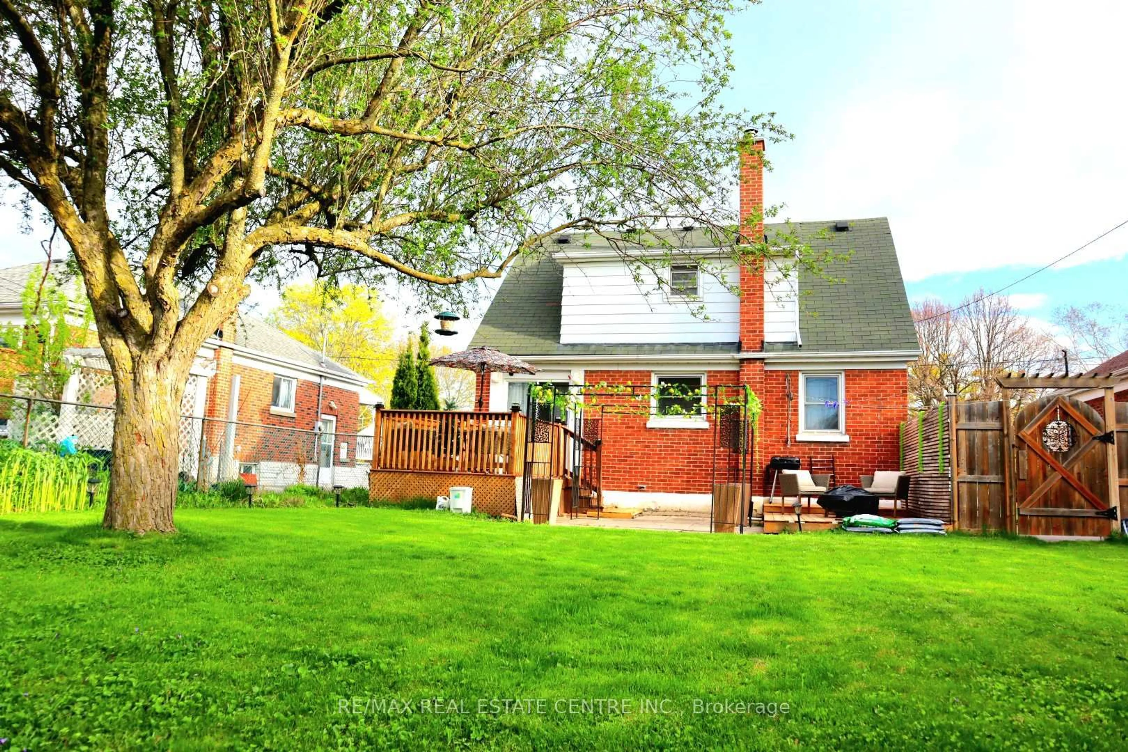 Patio, street for 401 Elgin St, Oshawa Ontario L1G 1V1
