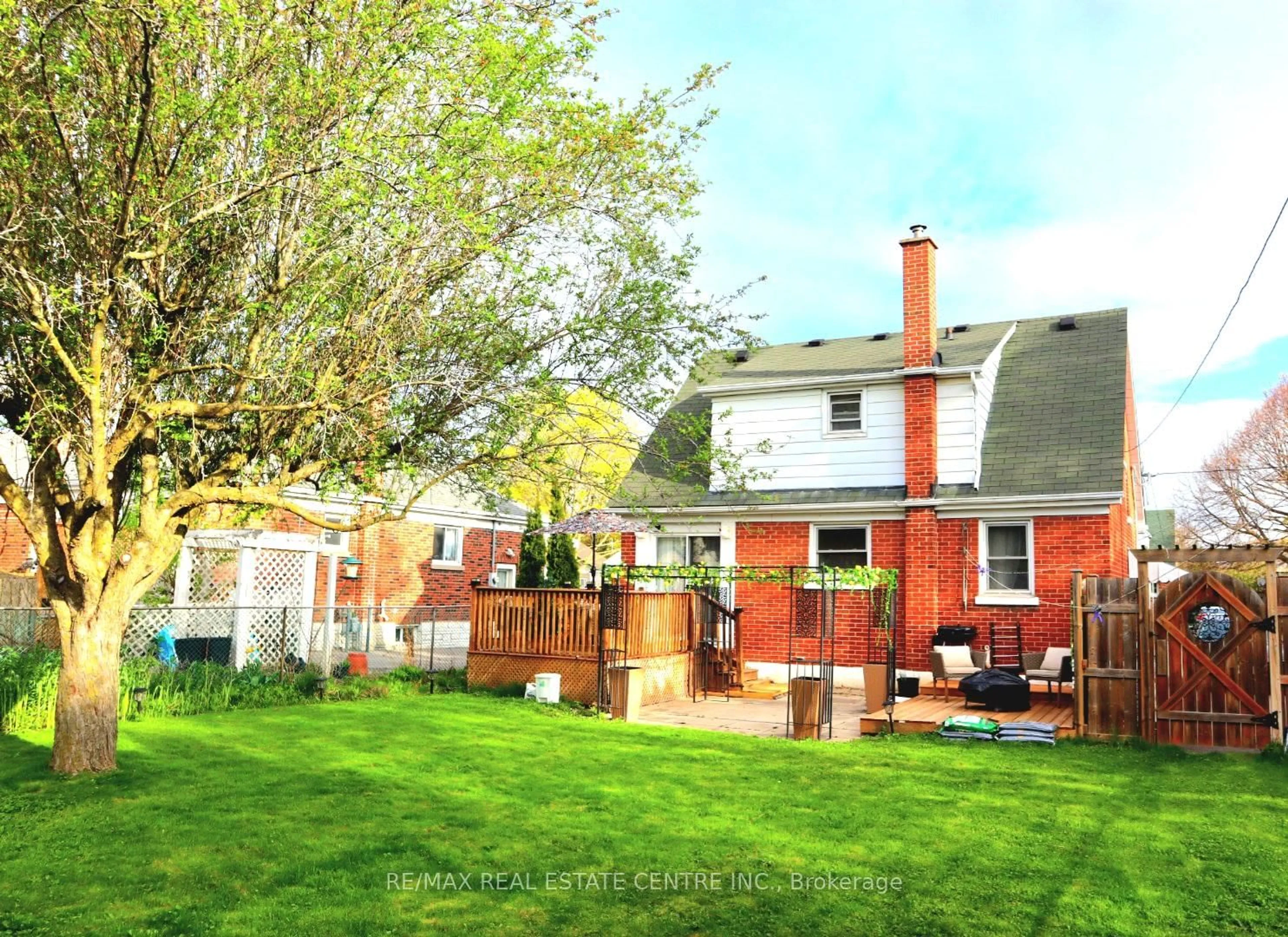 Patio, street for 401 Elgin St, Oshawa Ontario L1G 1V1