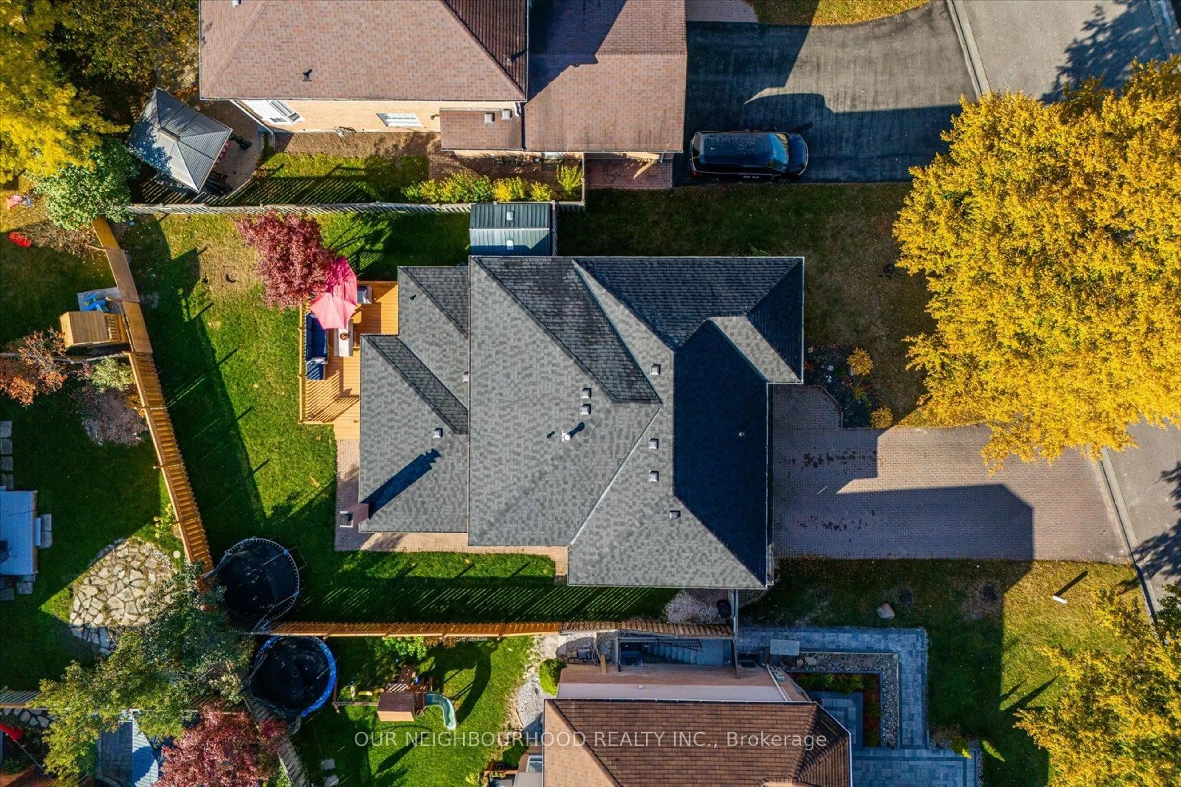 A pic from outside/outdoor area/front of a property/back of a property/a pic from drone, street for 890 Royal Orchard Dr, Oshawa Ontario L1K 2A1